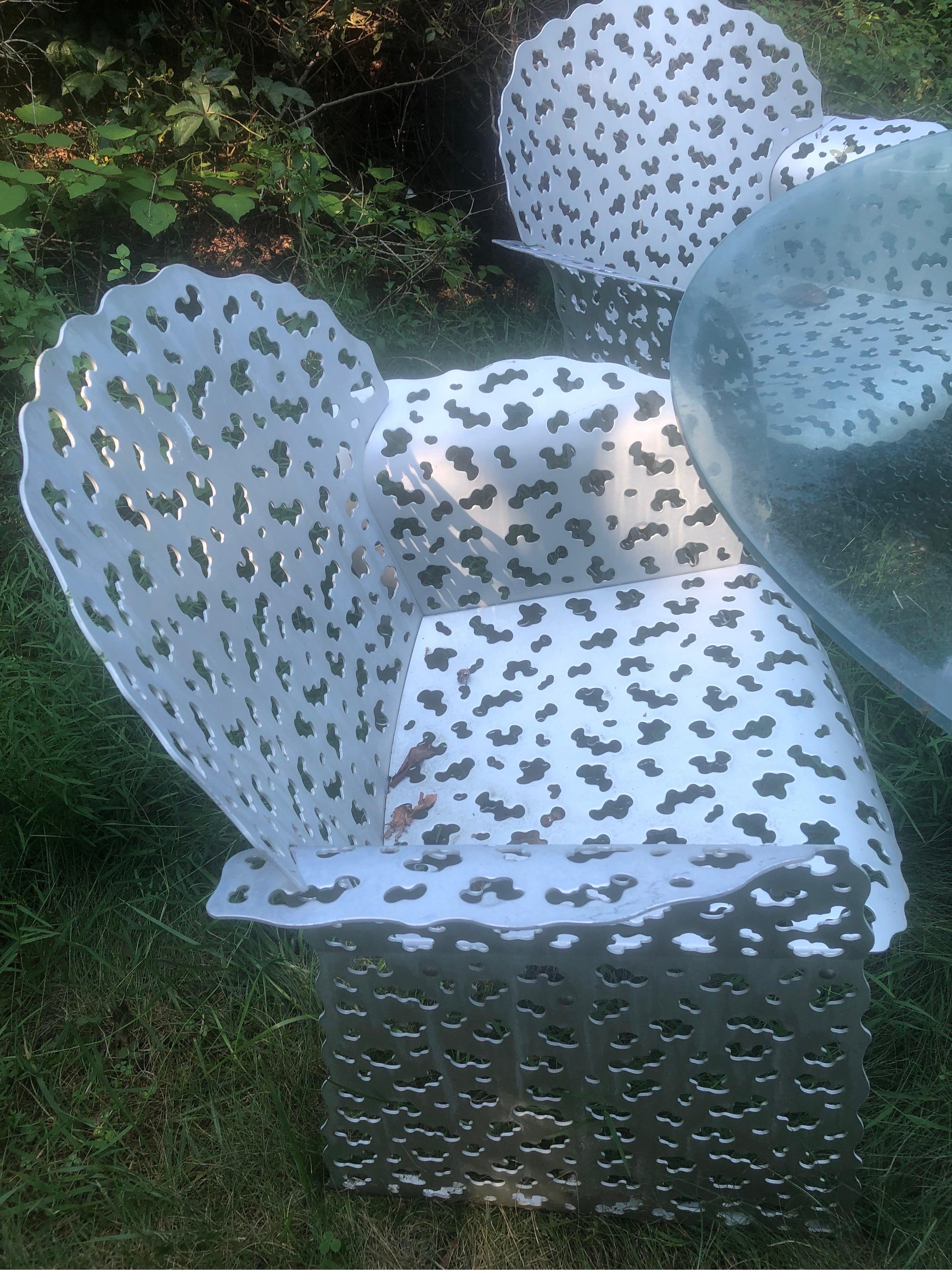 Conjunto de Comedor Topiary Collection diseñado por Richard Schultz para Knoll en 1996,compuesto por seis Sillas de Comedor, Mesa de Comedor y Tablero de Cristal...la Mesa Topiary con Tablero de Cristal está provista de Ruedas para facilitar su