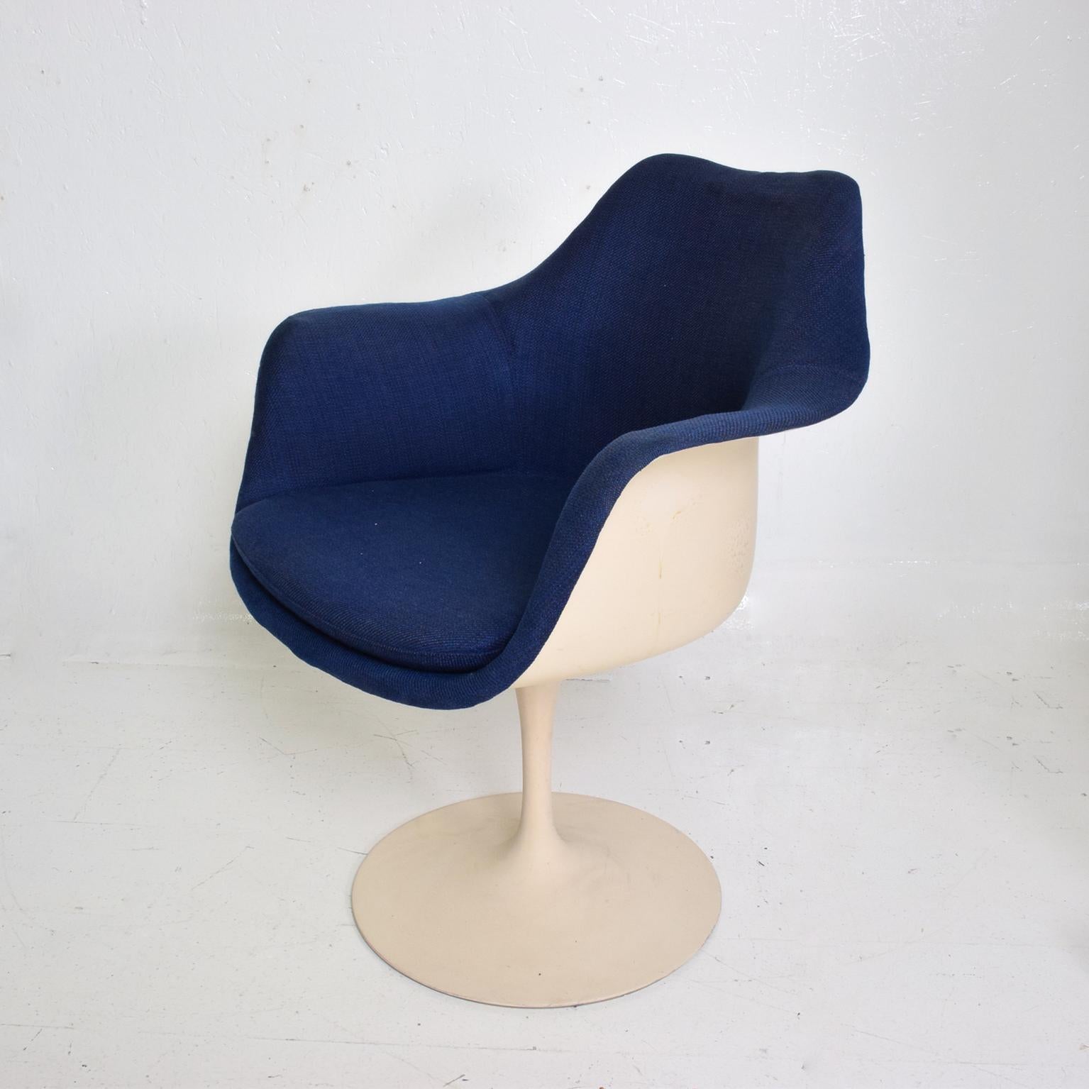 For your consideration, a Tulip chair by Eero Saarinen, made by Knoll, 1956, United States. Mid-Century Modern period. Retain label from the maker. Original blue upholstery and original unrestored finish. Dimensions: 32