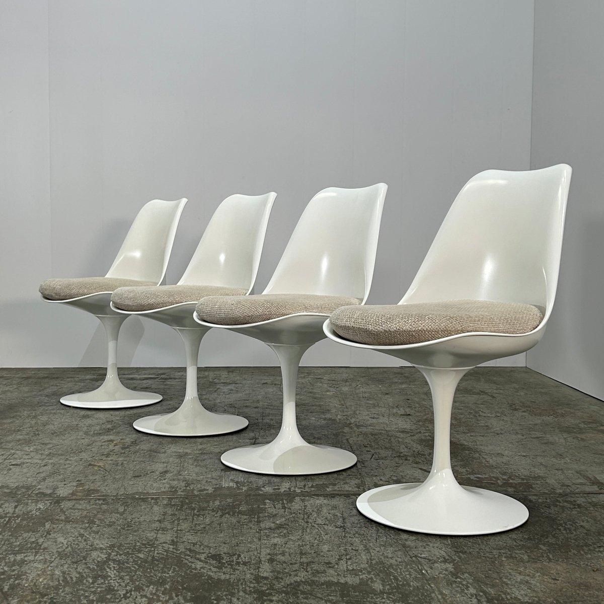 Voici les emblématiques chaises Tulip du célèbre designer Eero Saarinen pour Knoll. Ces chaises présentent un design épuré et moderne, avec un piétement unique et une assise incurvée qui imite la forme d'une tulipe. Fabriquées avec des matériaux de
