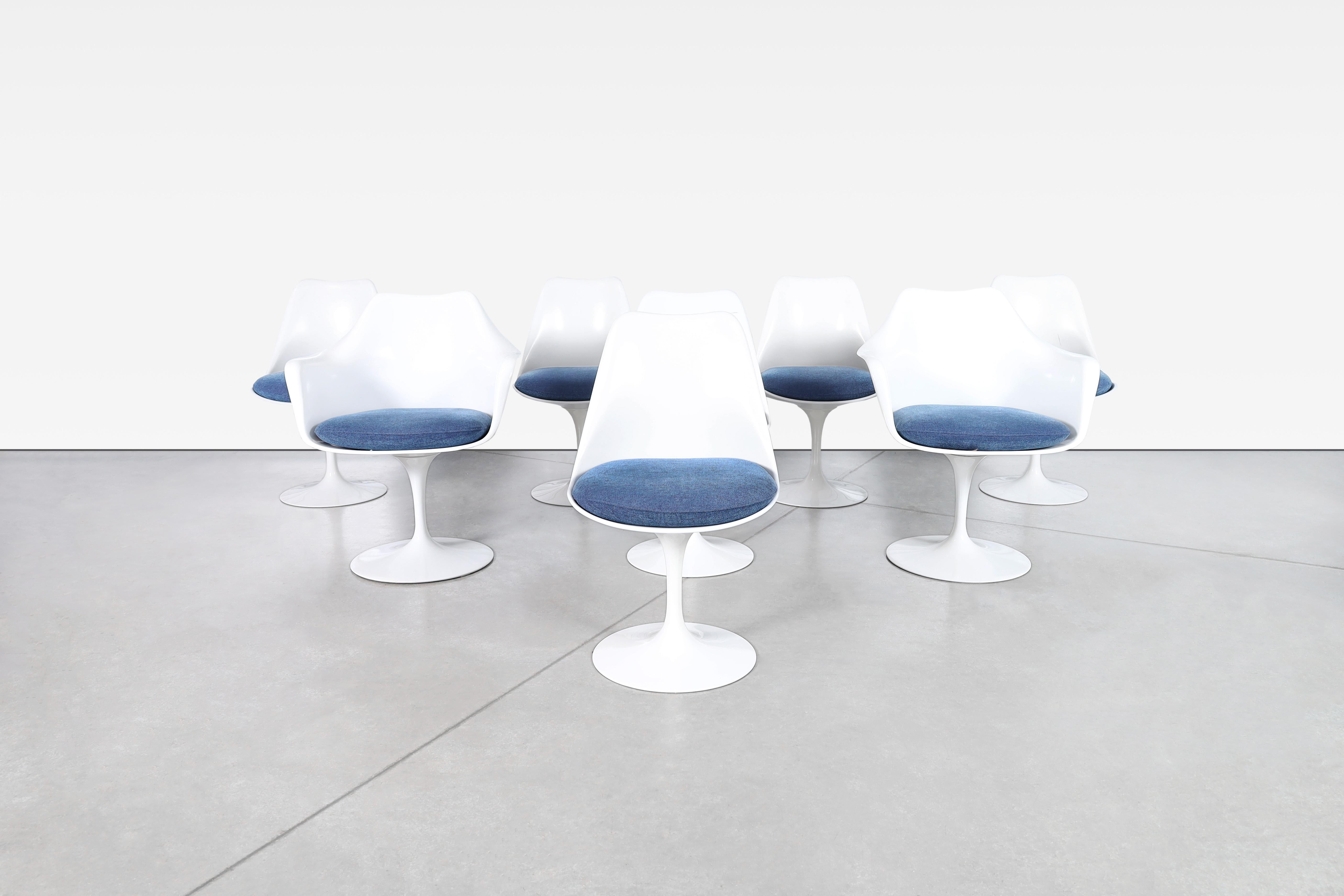 Diese atemberaubenden Tulpen-Esszimmerstühle, die Eero Saarinen für Knoll entworfen hat, sind die perfekte Ergänzung für jedes moderne Zuhause. Das Set aus acht Stühlen besteht aus zwei Stühlen mit Armlehnen und sechs Stühlen ohne Armlehnen, so dass