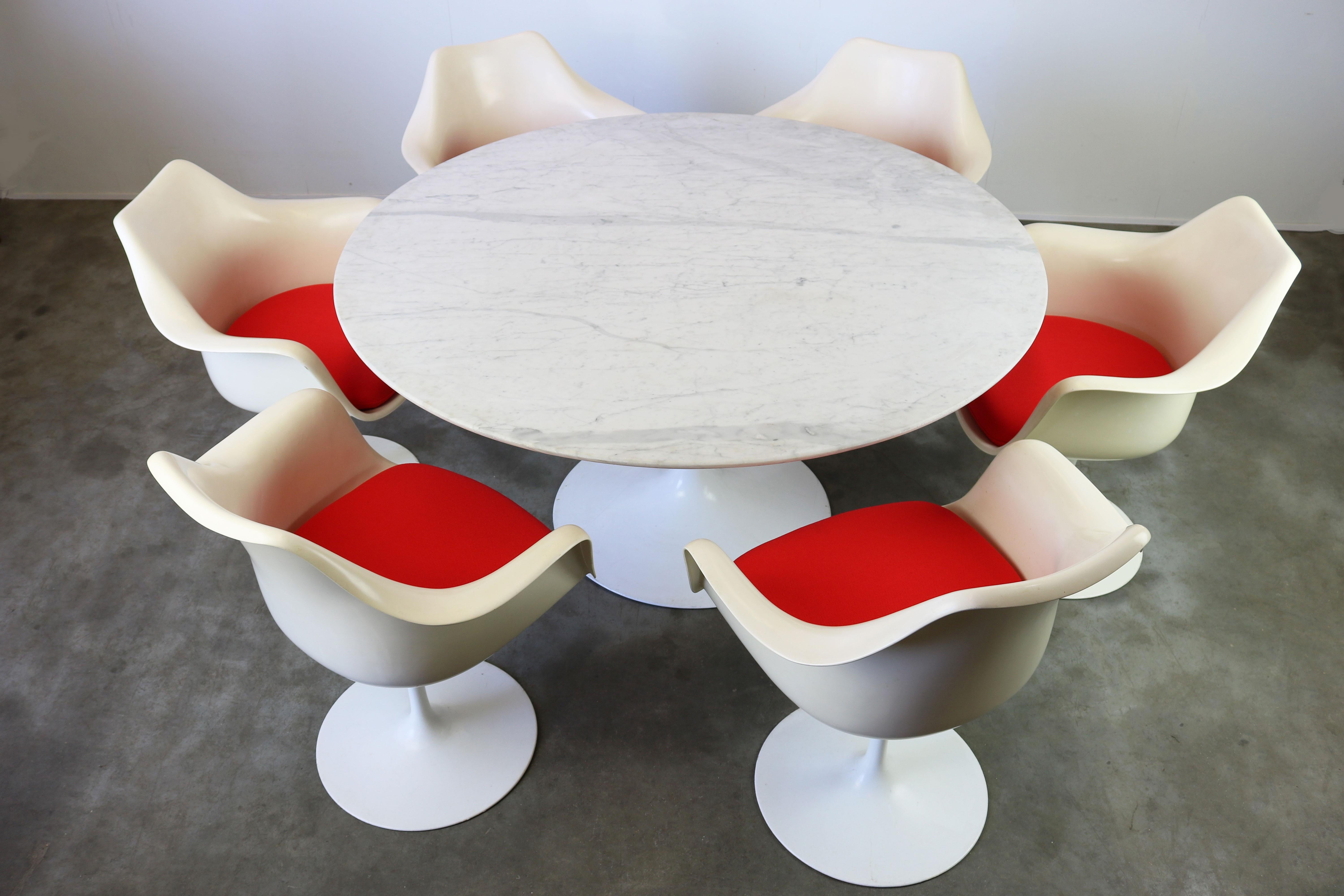 Magnificent fully original tulip dining set designed by Eero Saarinen and produced by Knoll International in the 1960s. The set consists of 6 original marked tulip armchairs and the original matching round marble table, the largest version with a