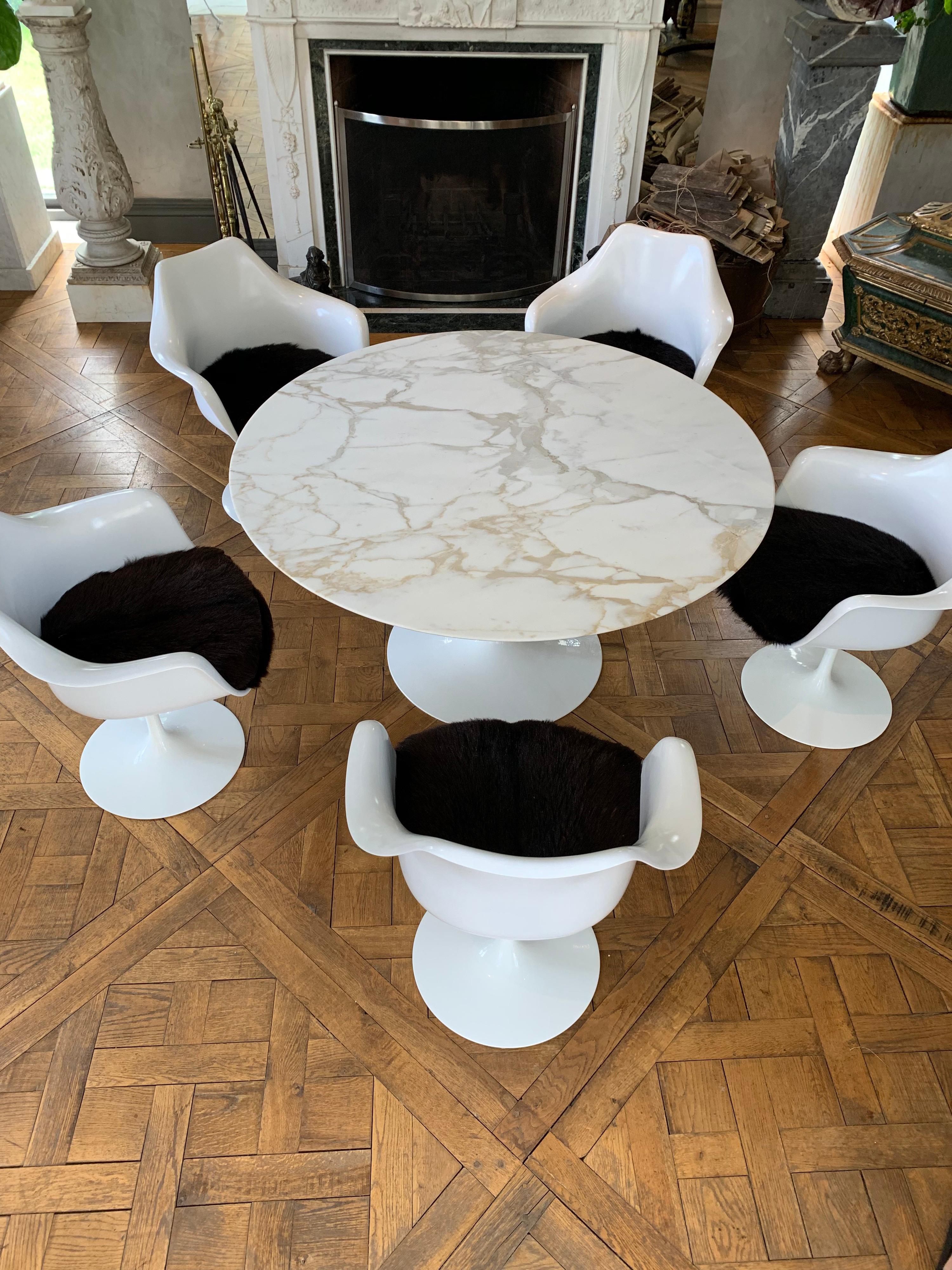 Beveled Knoll Tulip Dining Table