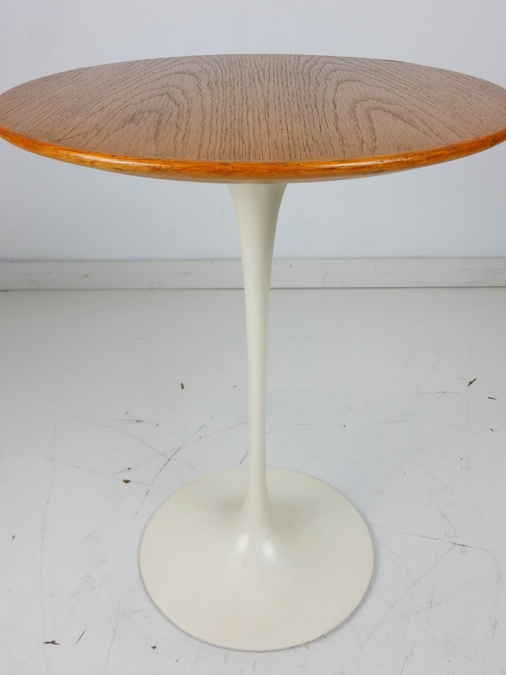 Clean vintage wood top side table by Eero Saarinen for Knoll.
Iconic, simple, Classic.