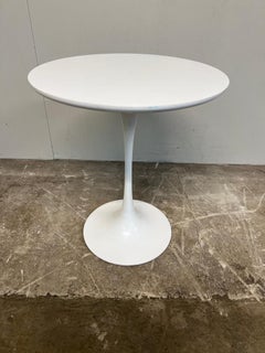 Knoll Tulip Table by Eero Saarinen — Round Top, Mid-Century Modern