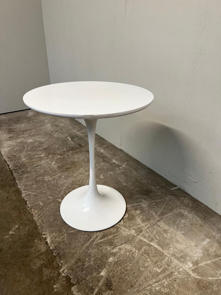 Knoll Tulip Table by Eero Saarinen — Round Top, Mid-Century Modern In Good Condition For Sale In Markington, GB