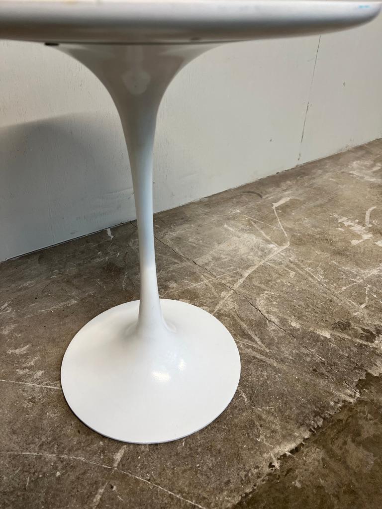 Aluminum Knoll Tulip Table by Eero Saarinen — Round Top, Mid-Century Modern For Sale