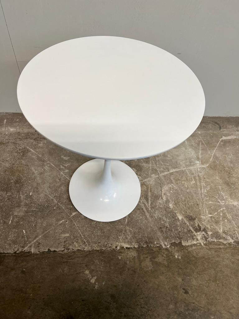 Knoll Tulip Table by Eero Saarinen — Round Top, Mid-Century Modern For Sale 1