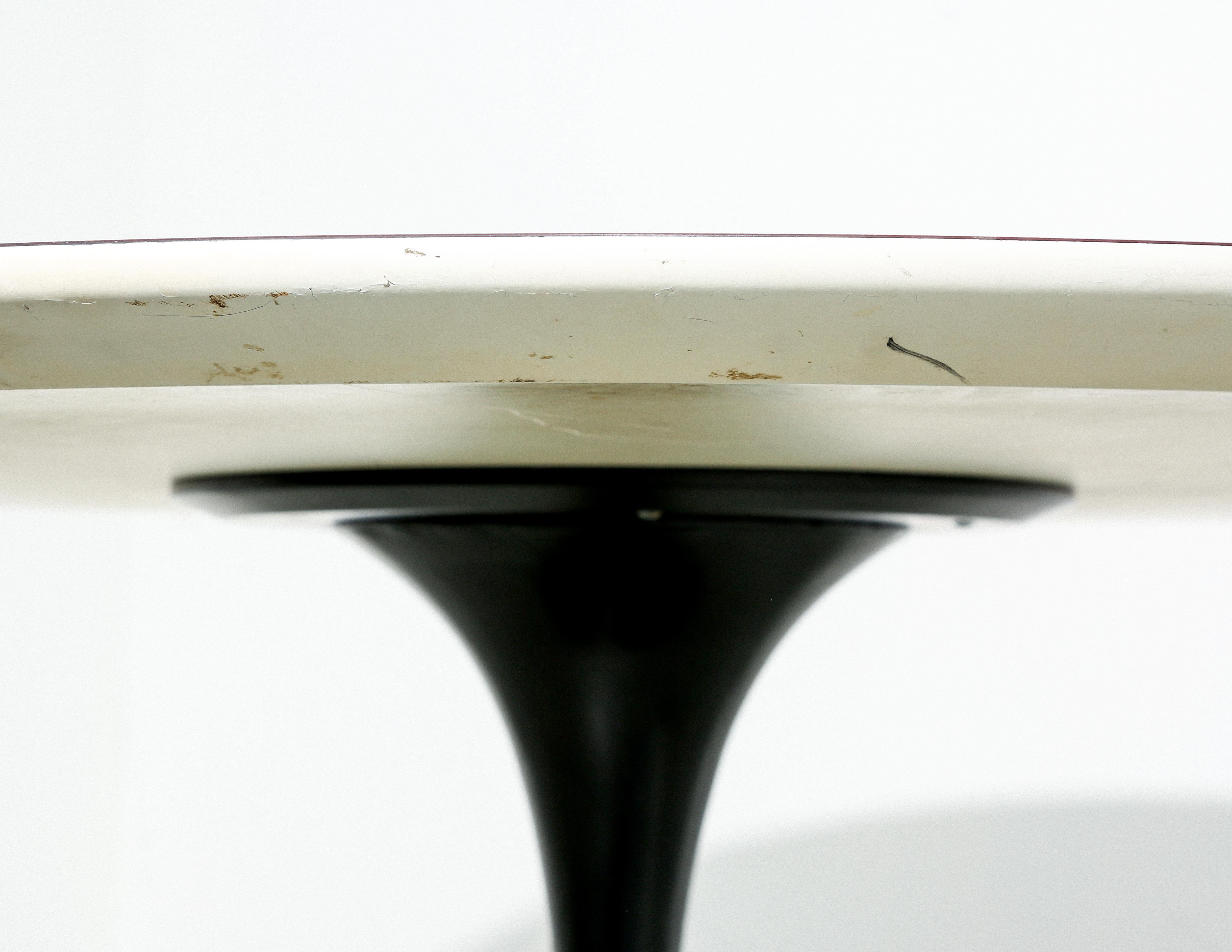 Il tavolo Knoll Tulip, progettato da Eero Saarinen nel 1957 come parte della sua Pedestal Collection, è un segno distintivo del design moderno di metà secolo. Saarinen, noto per i suoi design audaci e futuristici, creò il tavolo Tulip per risolvere