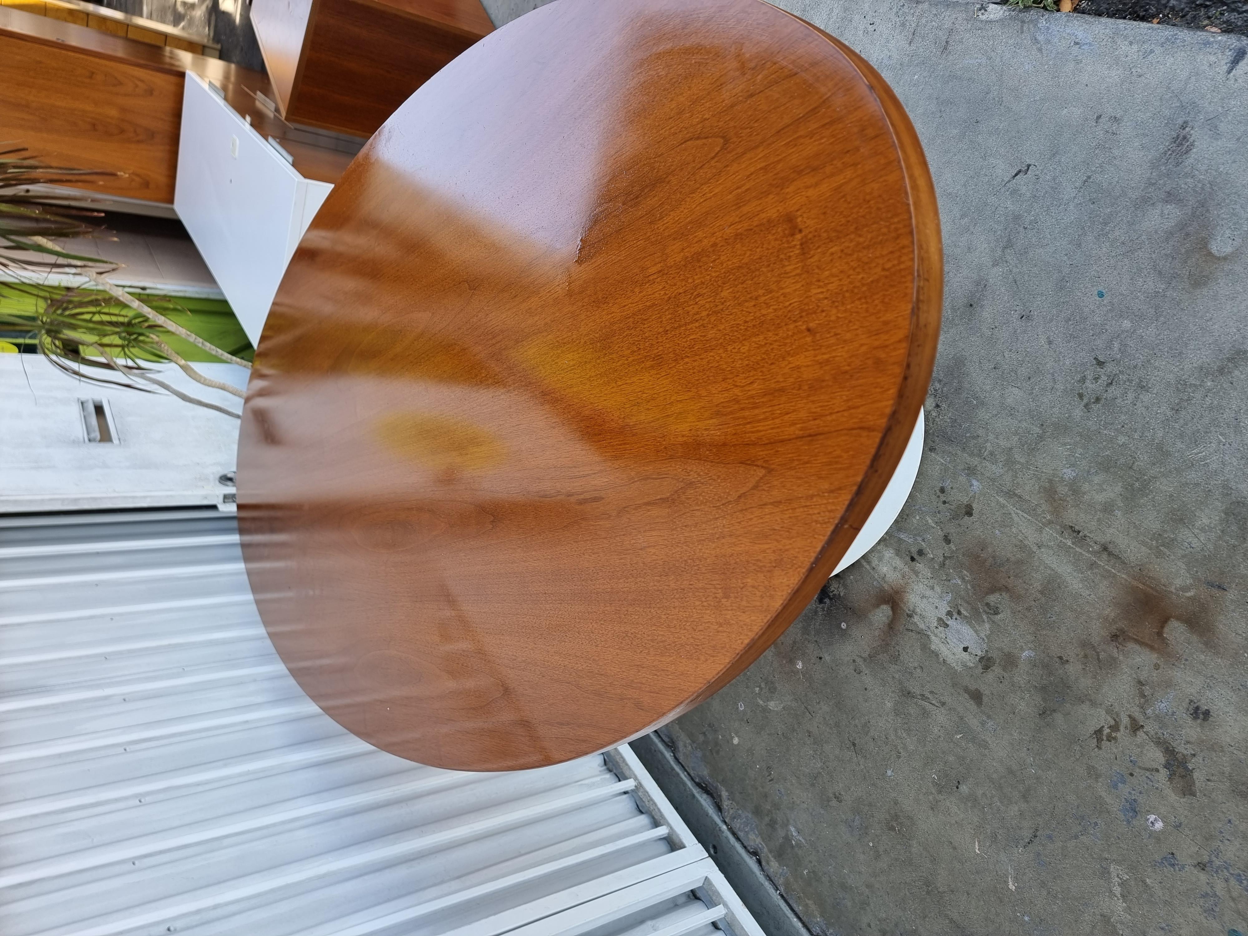 
Mid-Century Modern, Eero Saarinen tulip table manufactured by Knoll. Beautiful walnut top with satin lacquered base in antique white. Can be used as dining table, desk or conference table for the office. A timeless design that brings so much style