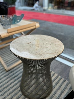 Knoll& Waren PLATNER, Pair of steel side tables, beige veined white marble top