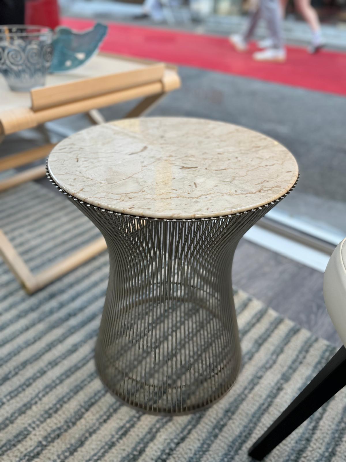 Knoll& Waren PLATNER, Pair of steel side tables, beige veined white marble top In Good Condition For Sale In SAINT-OUEN-SUR-SEINE, FR