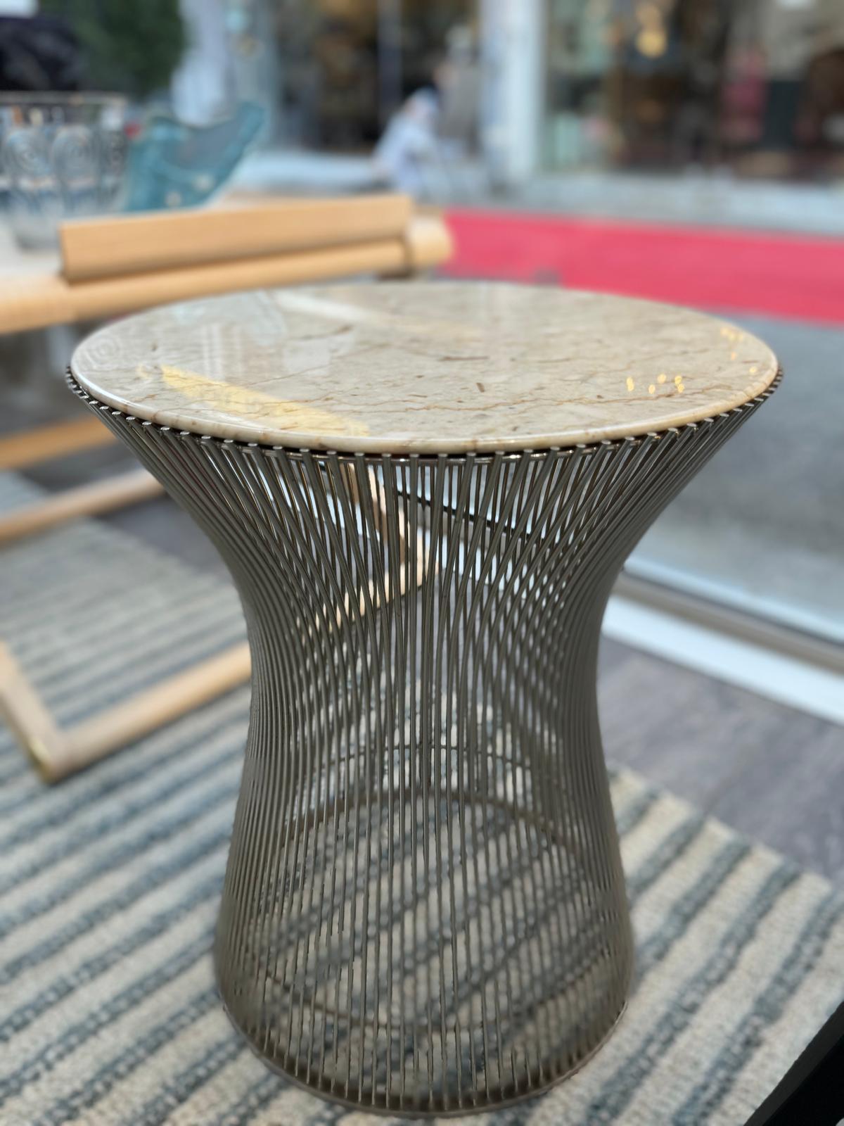 20th Century Knoll& Waren PLATNER, Pair of steel side tables, beige veined white marble top For Sale