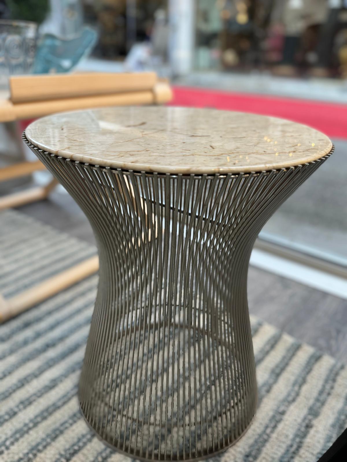 Knoll& Waren PLATNER, Pair of steel side tables, beige veined white marble top For Sale 1