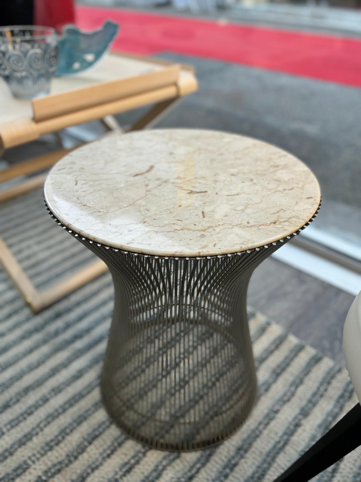 Knoll& Waren PLATNER, Pair of steel side tables, beige veined white marble top For Sale 2