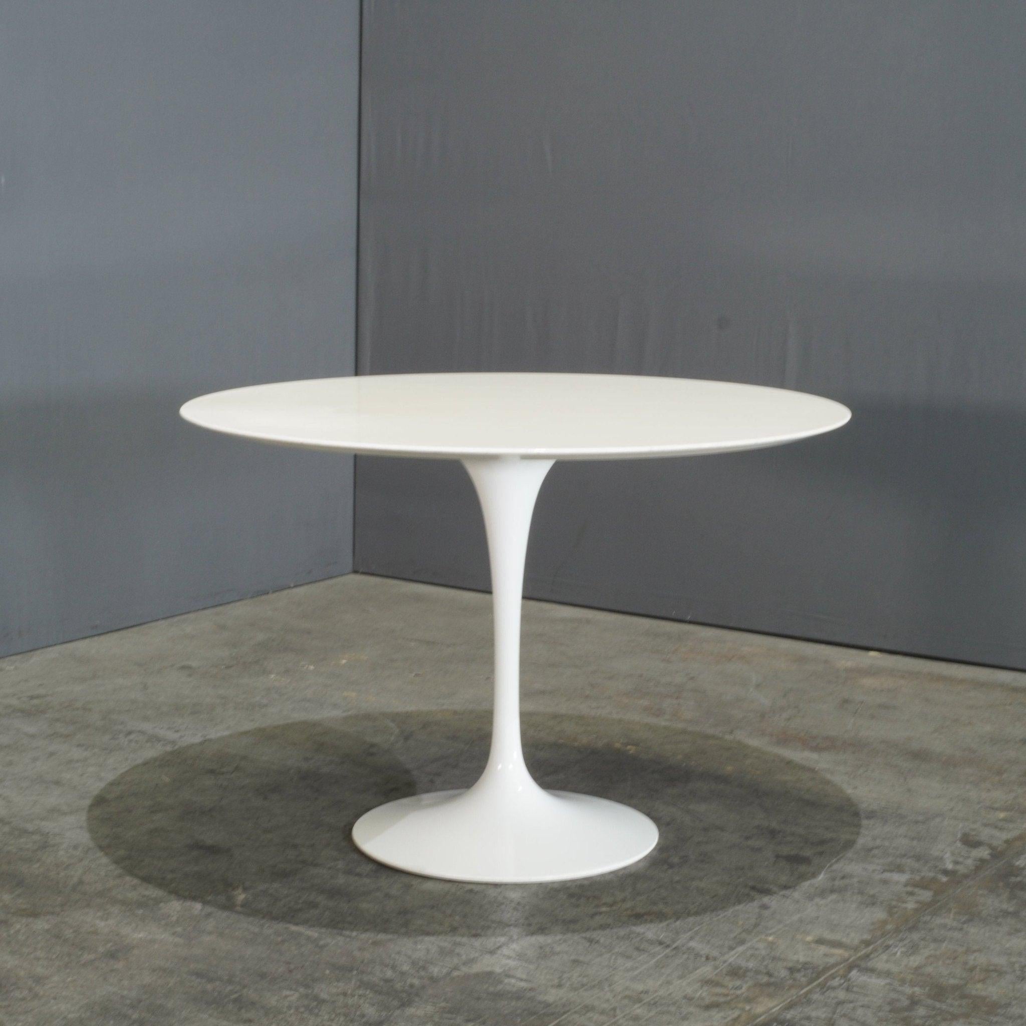 A sculptural masterpiece for the modern dining room, the Knoll Saarinen White Dining Table by Eero Saarinen embodies timeless elegance and visionary design.  This iconic table features a stunning white tulip base, crafted from molded cast aluminum