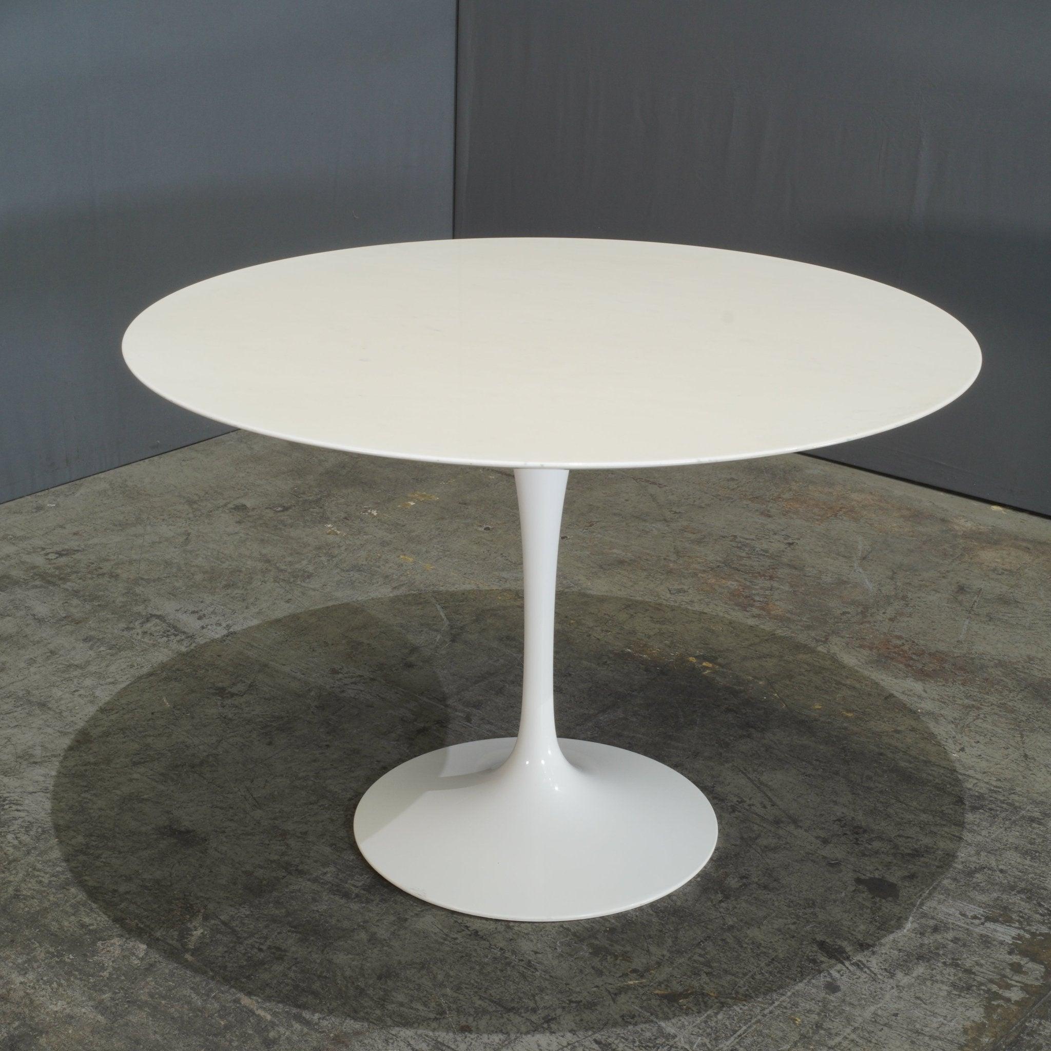 Modern Knoll White Dining Table by Eero Saarinen