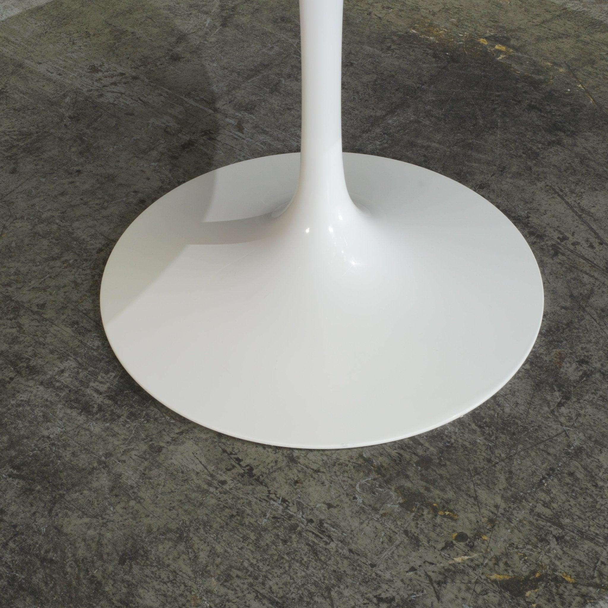 Knoll White Dining Table by Eero Saarinen In Good Condition In Basildon, London