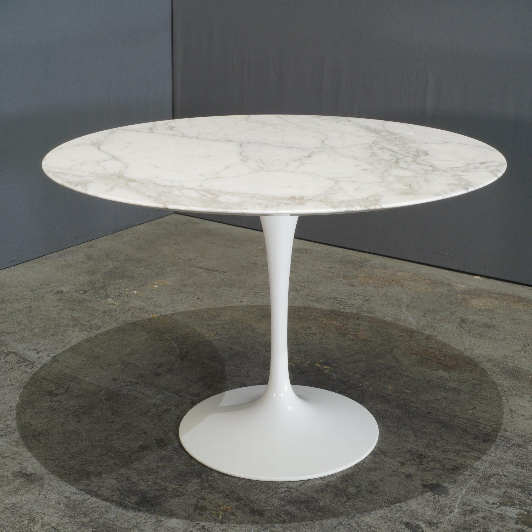 Diseñada por Eero Saarinen para Knoll en 1956, esta mesa tulipán de mármol es una pieza clásica del diseño moderno de mediados de siglo. Sus líneas elegantes y su aspecto atemporal la hacen perfecta para espacios de comedor contemporáneos. Ideal