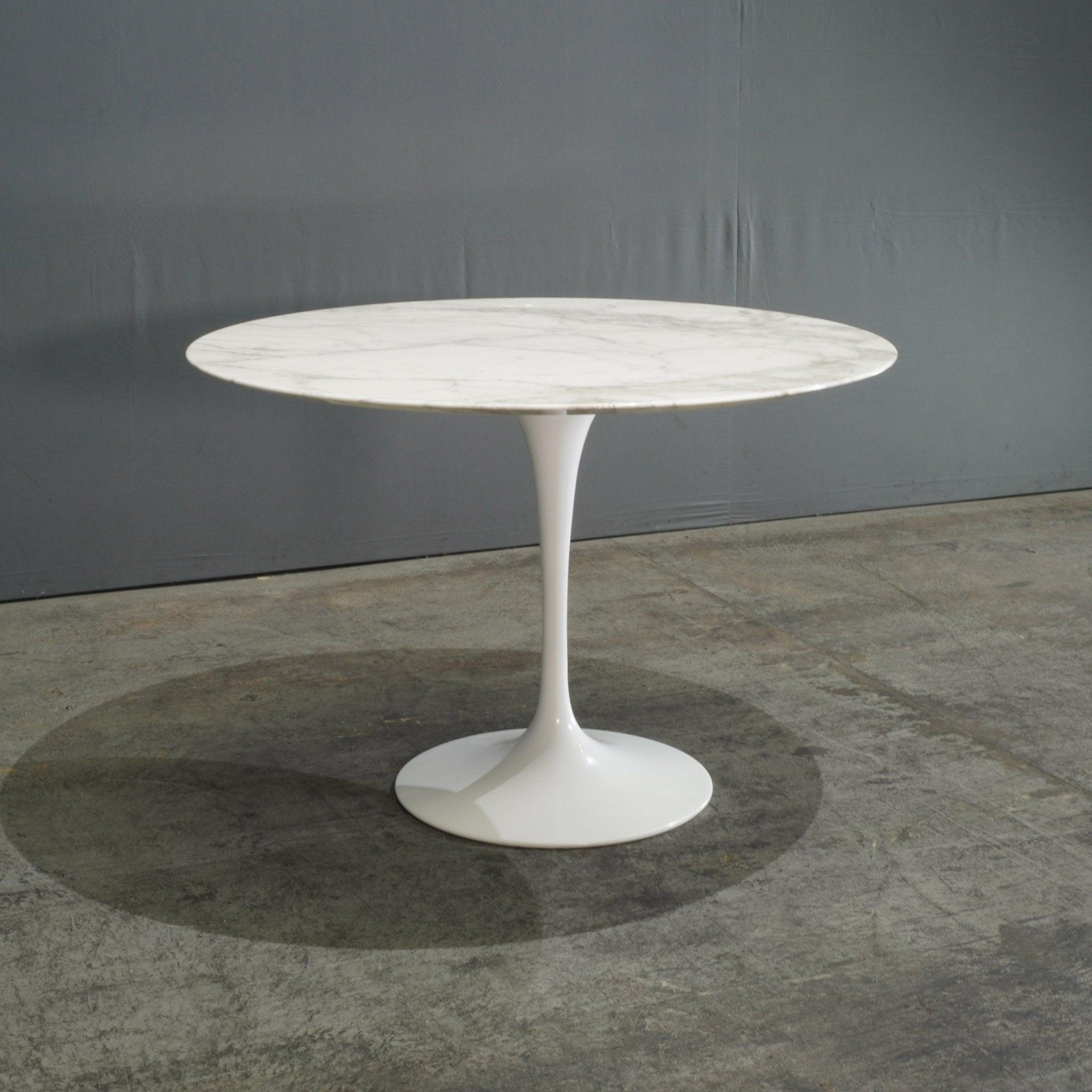Mesa Knoll Tulip de mármol blanco  por Eero Saarinen Moderno