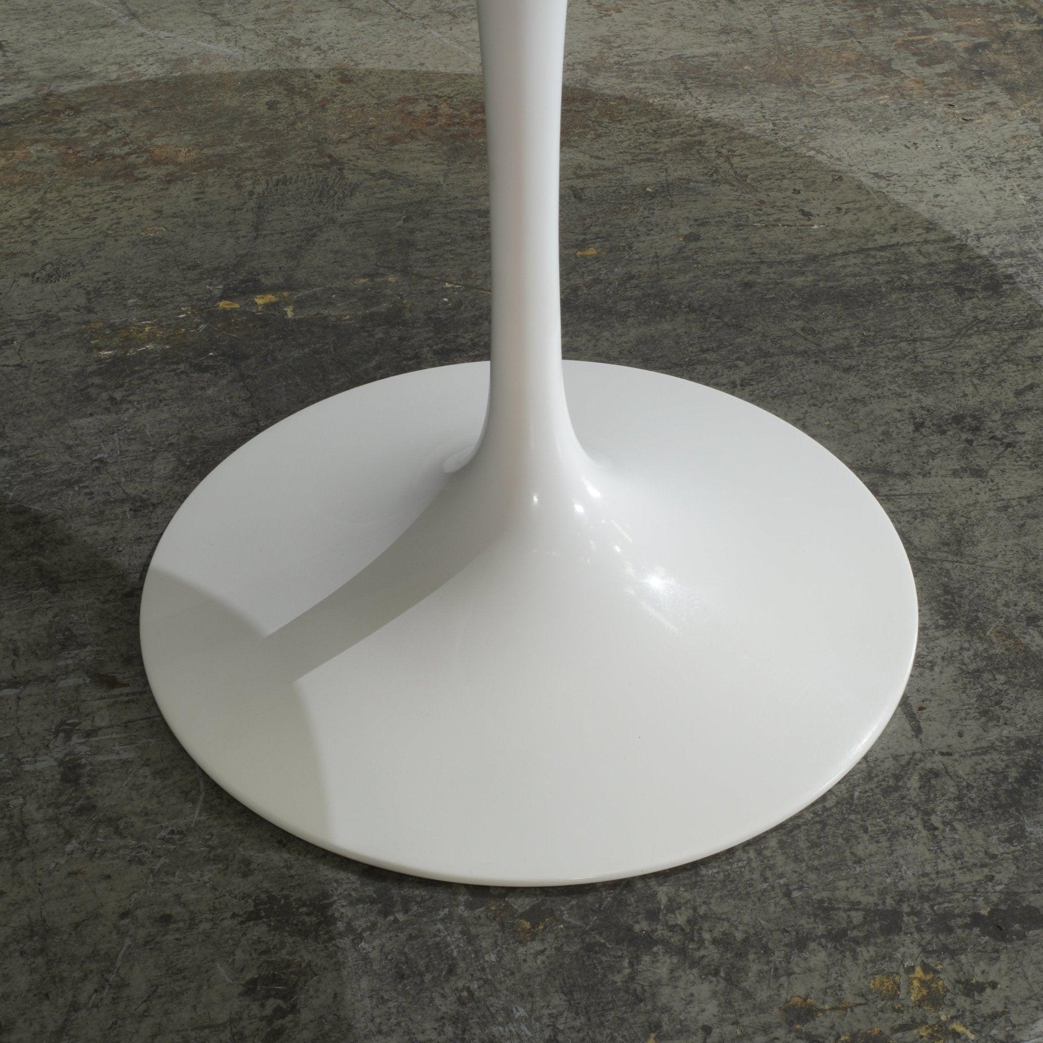 Mesa Knoll Tulip de mármol blanco  por Eero Saarinen Estadounidense