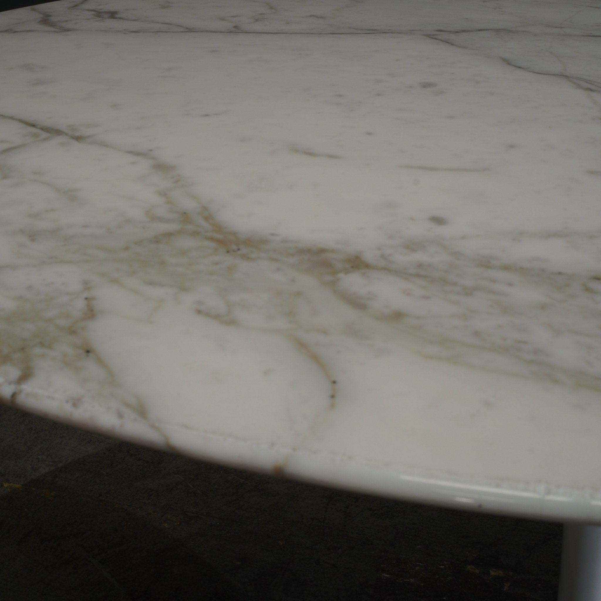 Mesa Knoll Tulip de mármol blanco  por Eero Saarinen en Bueno Estado en Basildon, London