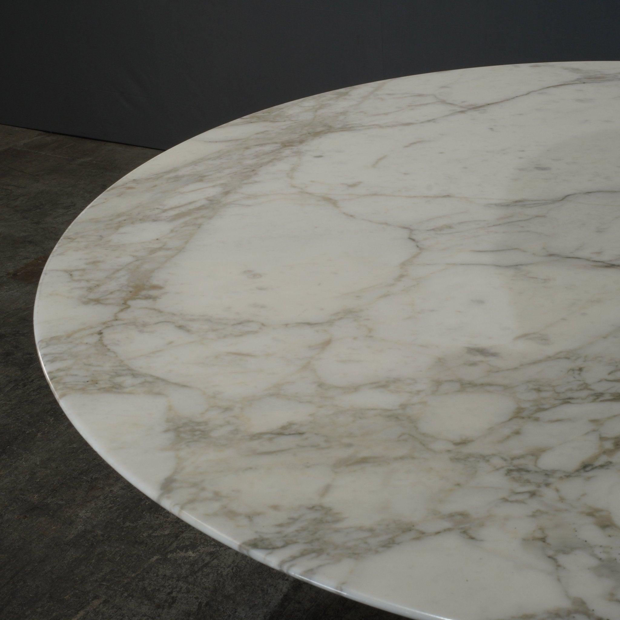 Mesa Knoll Tulip de mármol blanco  por Eero Saarinen siglo XX