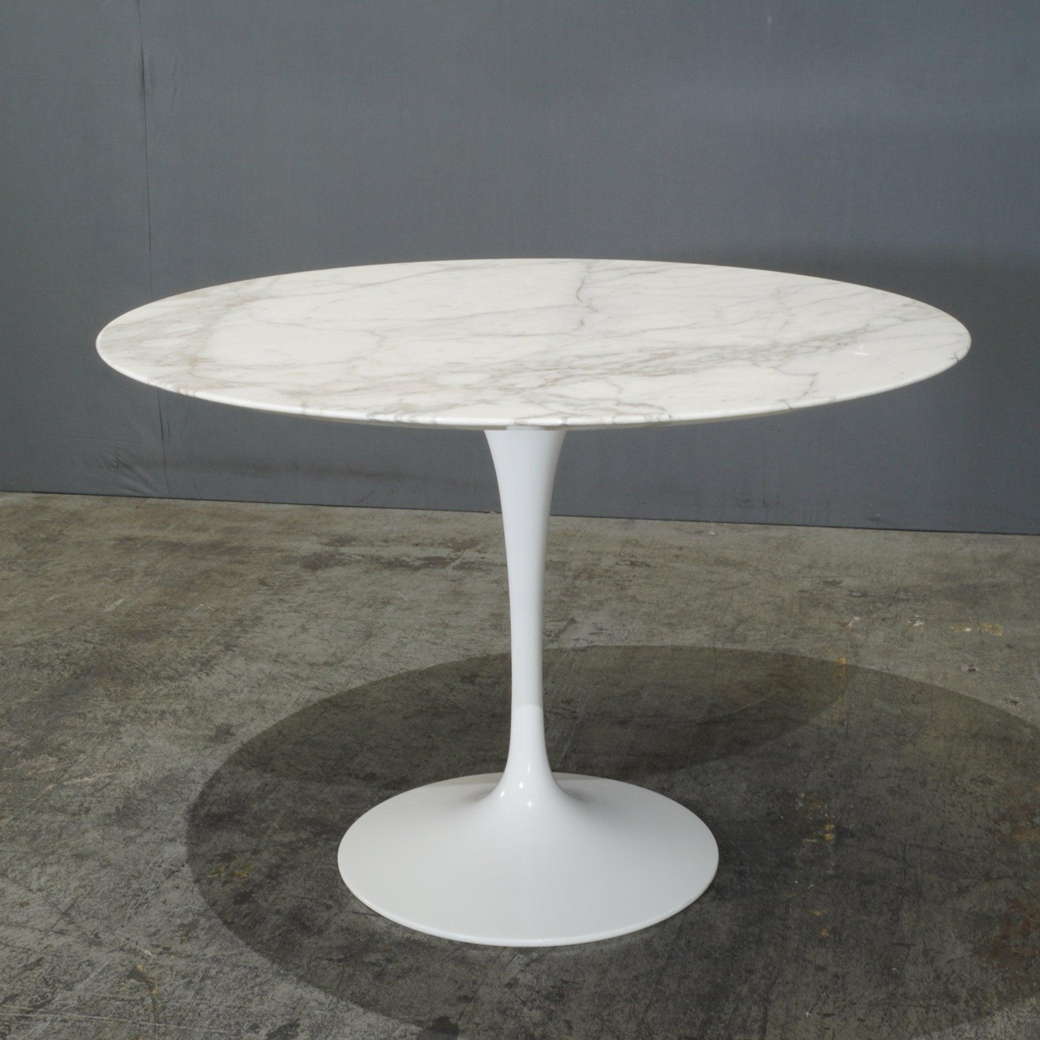 Mesa Knoll Tulip de mármol blanco  por Eero Saarinen Metal