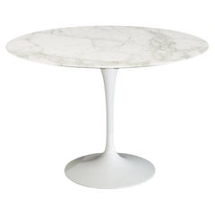 Mesa Knoll Tulip de mármol blanco  por Eero Saarinen
