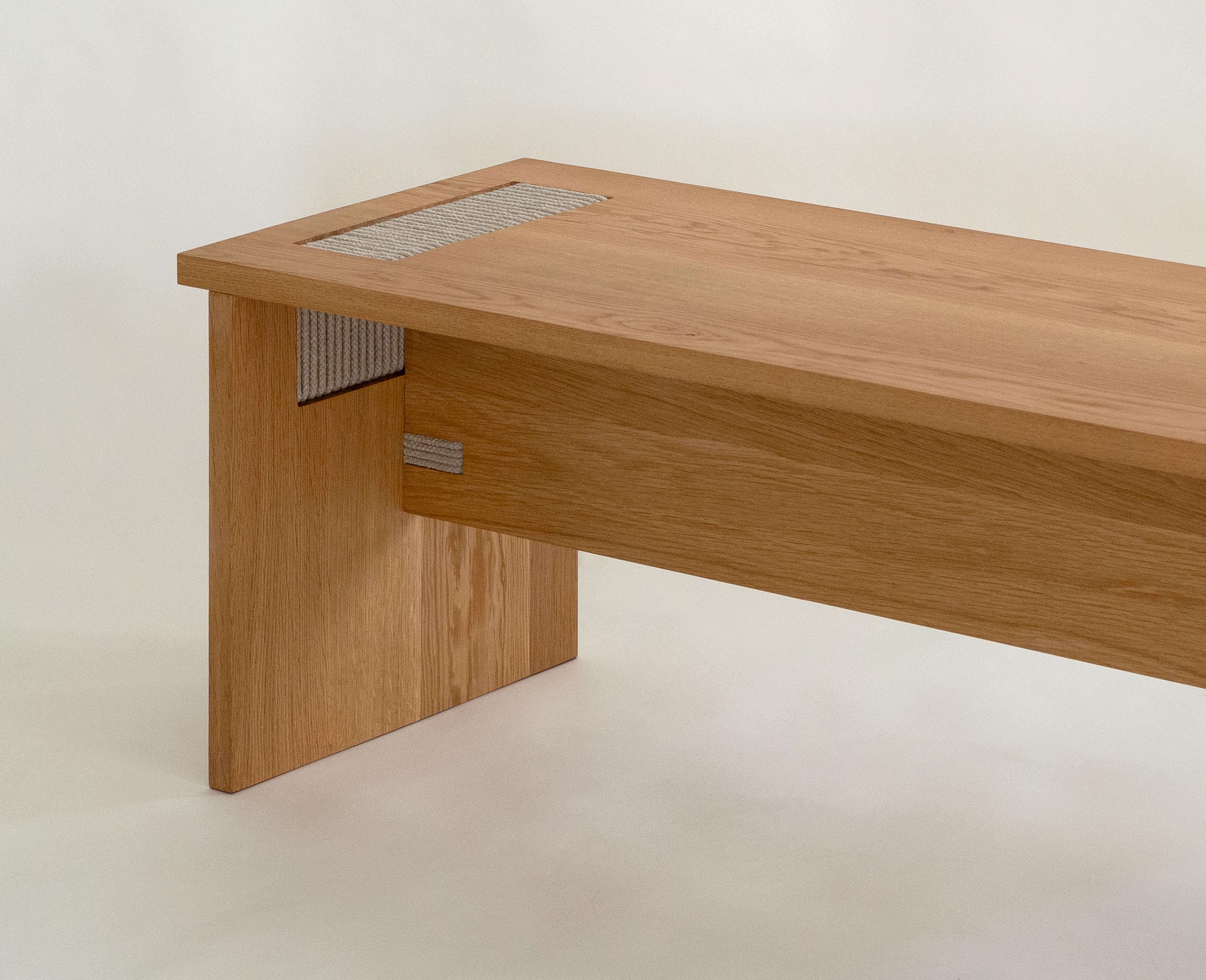 El Banco de nudos de roble macizo y cuerda de Studio Yann Gandon x Maxime Sauce es una pieza escultural de mobiliario contemporáneo que aúna la elegancia del diseño danés con una innovadora técnica de ebanistería. Diseñado y fabricado a mano en