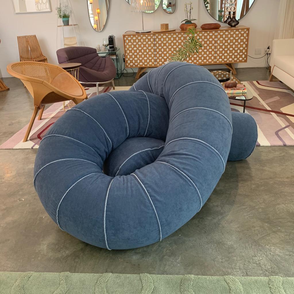 This sofa/pouf is characterized by a flexible linear structure tied in a knot shape.
The 'Knot' was the first piece created by the duo Leonardo Lattavo and Pedro Moog, when designing furniture was still seen as a hobby by both of them. A few years