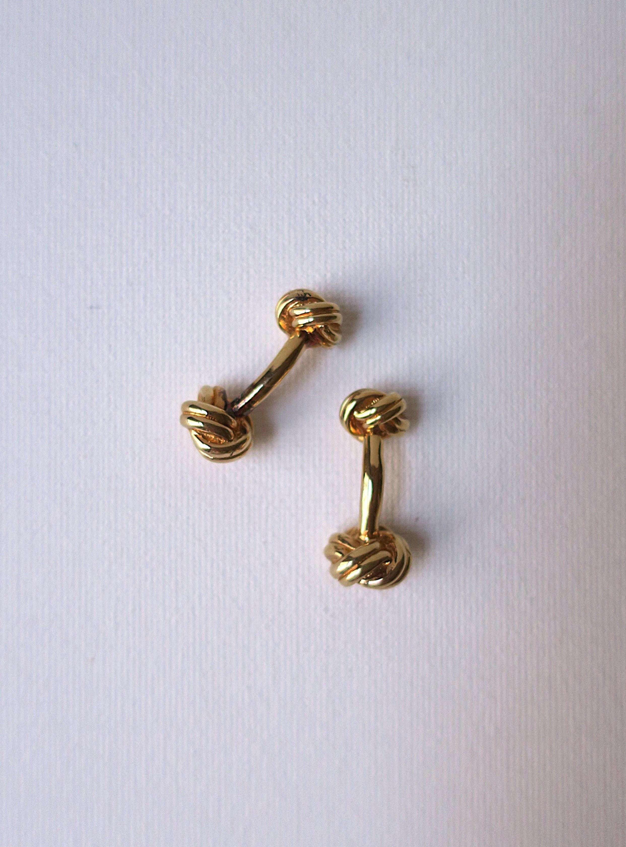 Un bellissimo paio di gemelli a nodo in argento sterling placcato oro giallo nello stile di Tiffany & Co. 