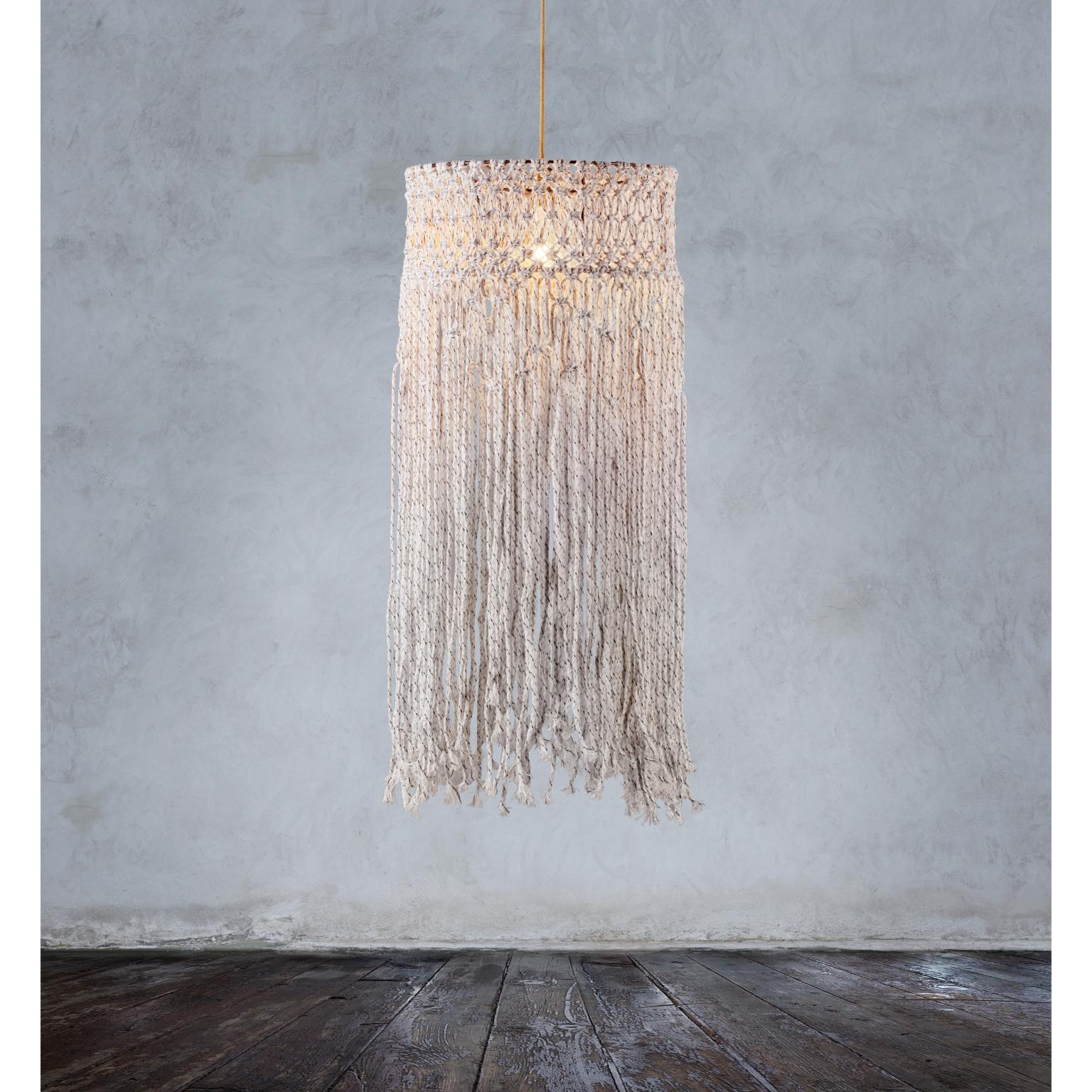 K[not] Junior Pendelleuchte von SKRYTA
Abmessungen: Ø 38 x H 80 cm. 
MATERIALIEN: Garne.

Alle unsere Lampen können je nach Land verkabelt werden. Wenn es in die USA verkauft wird, wird es zum Beispiel für die USA verkabelt.  Bitte kontaktieren Sie
