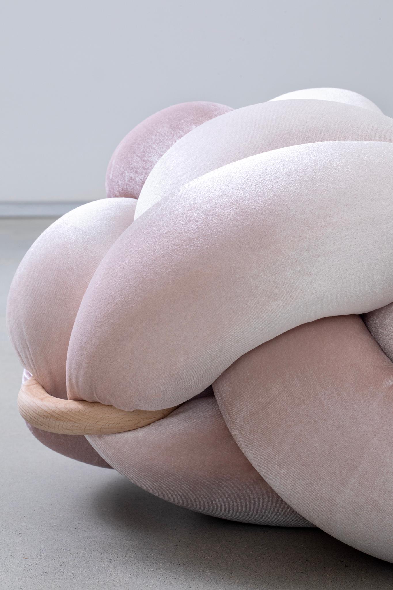 Ajoutez une touche de style à votre intérieur avec l'aide de nos magnifiques poufs au sol. Ces ottomans sont à la fois beaux et fonctionnels et constituent un objet de conversation parfait. 
Taille : 75X75 cm / 30X30 inch
Hauteur : 35 cm