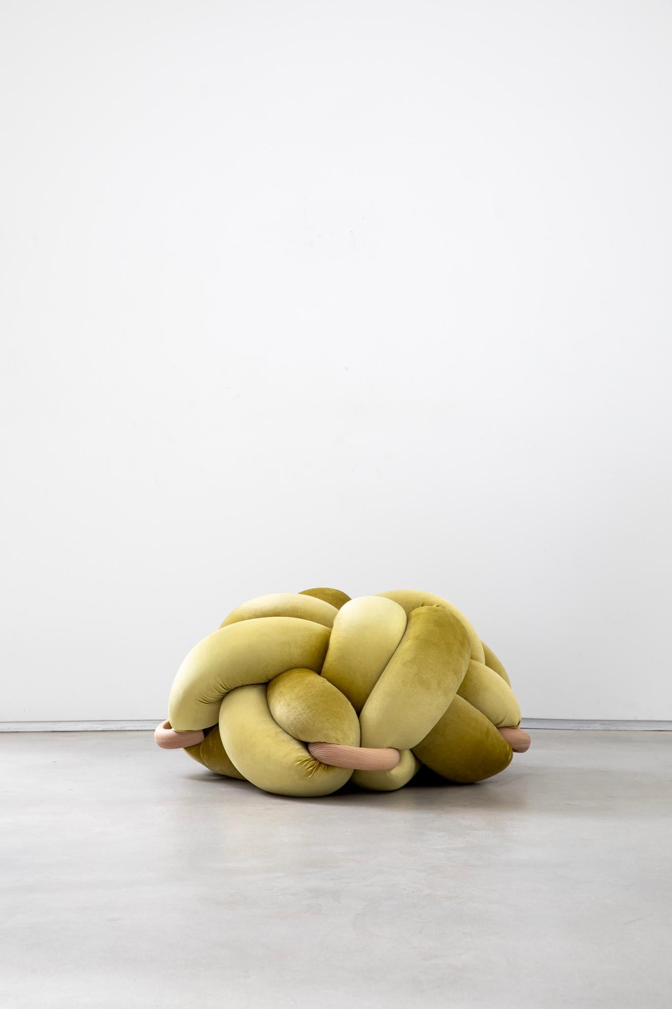 Israélien Pouf Citron Knot 30X30 pouces fait à la main par Knots Studio en vente