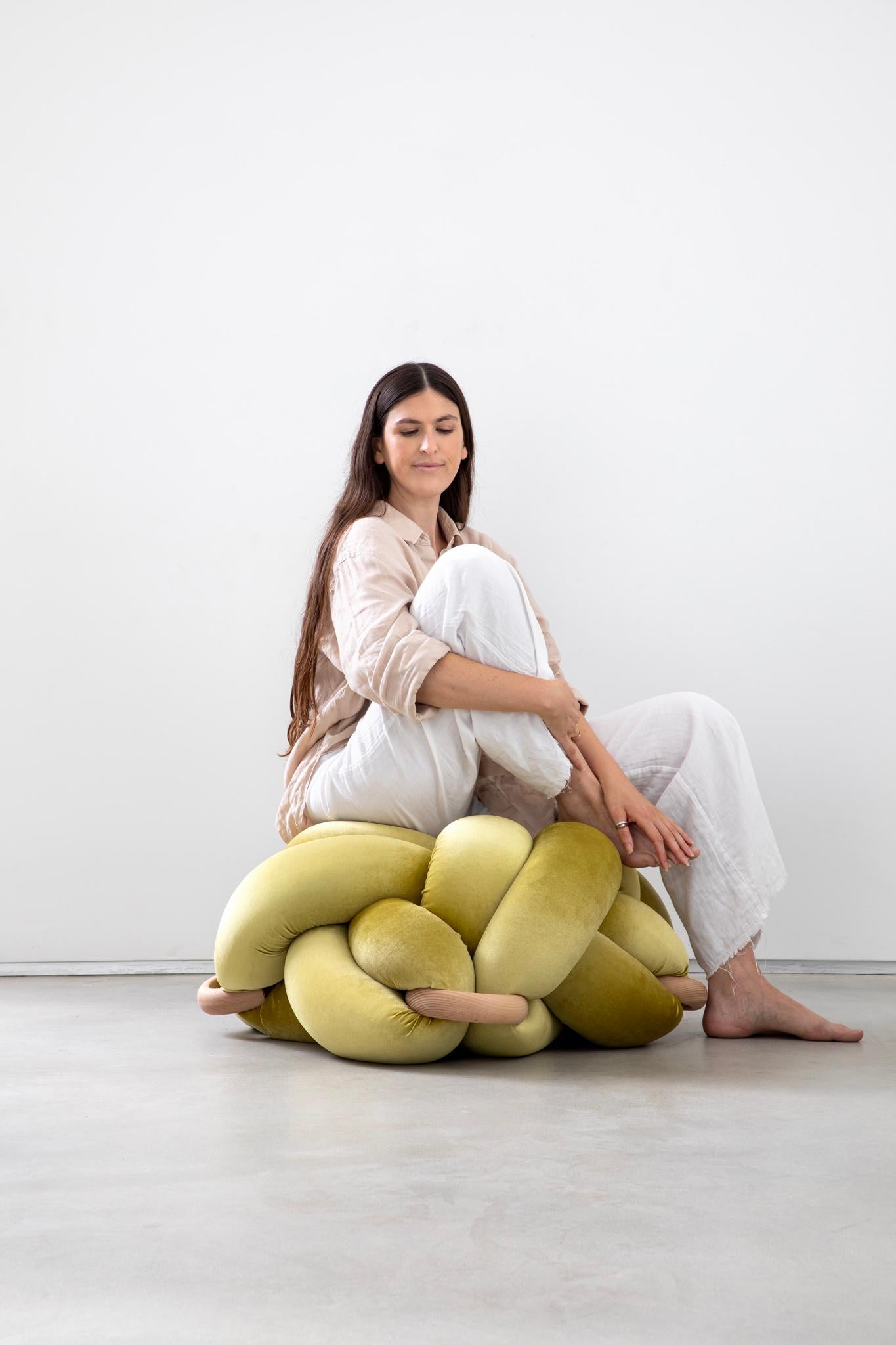 Noué à la main Pouf Citron Knot 30X30 pouces fait à la main par Knots Studio en vente