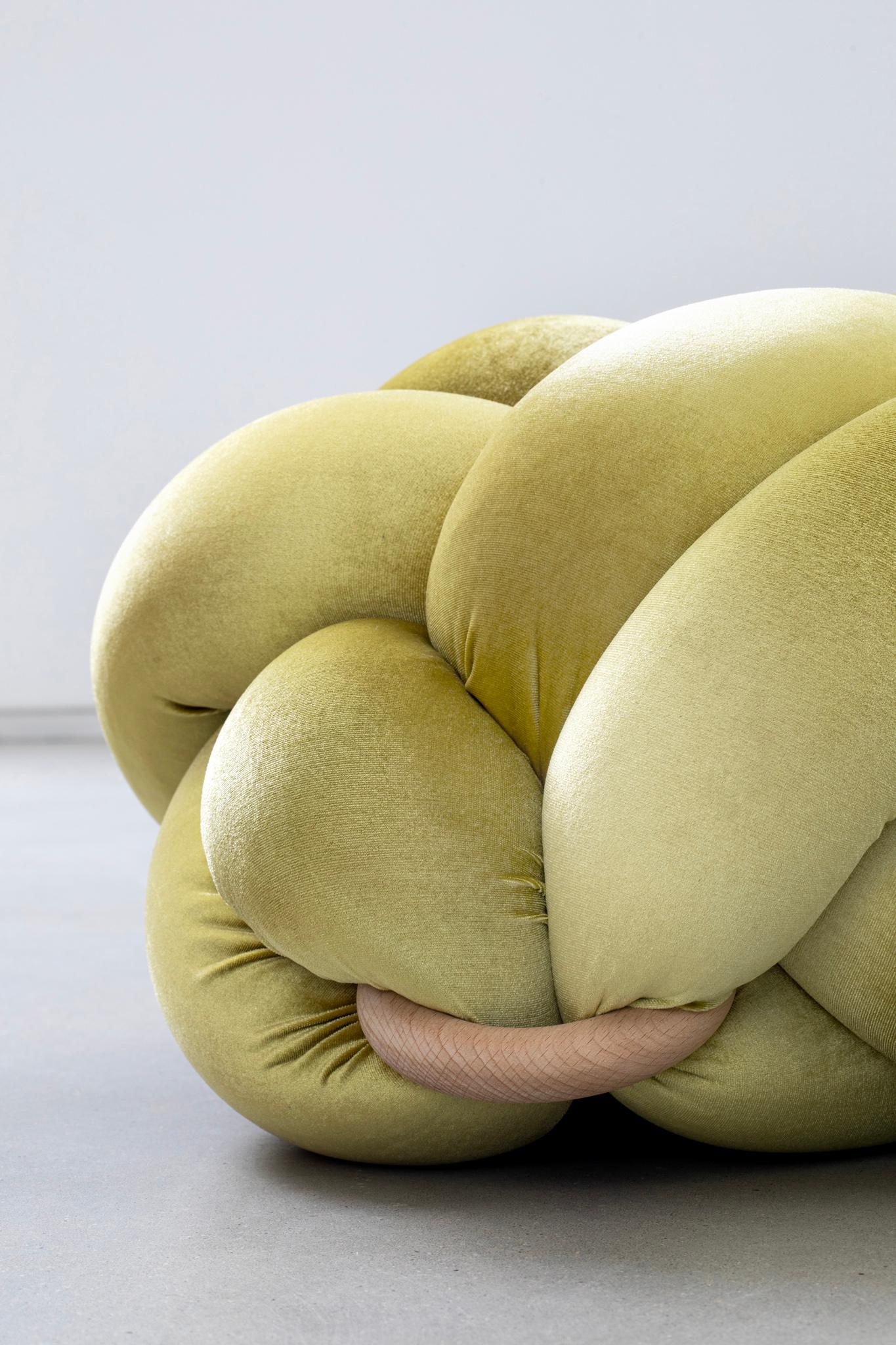Pouf Citron Knot 30X30 pouces fait à la main par Knots Studio Neuf - En vente à Tel Aviv, IL