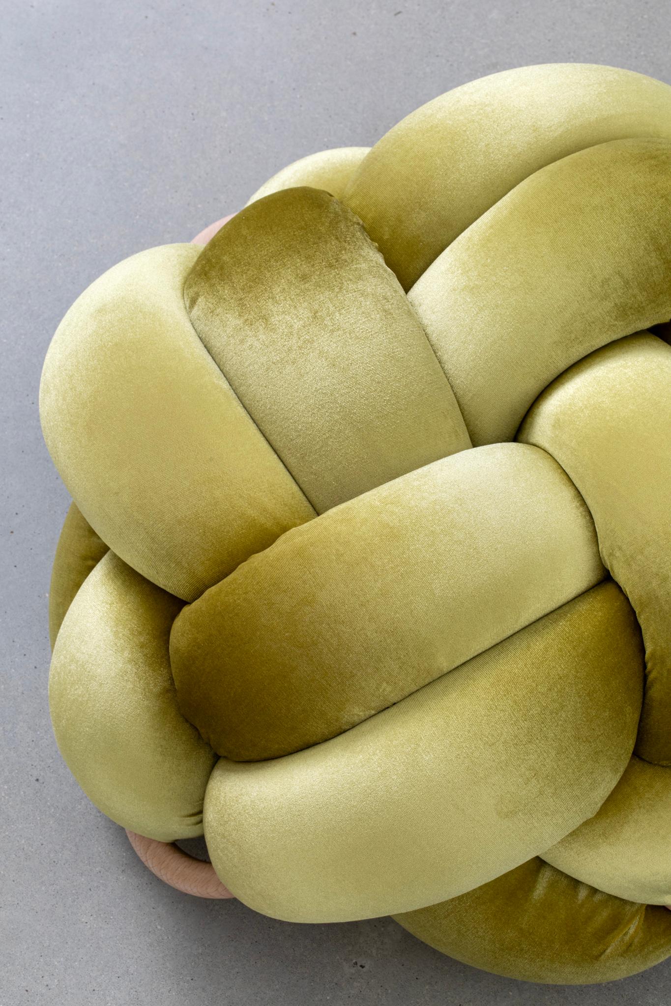 Tissu d'ameublement Pouf Citron Knot 30X30 pouces fait à la main par Knots Studio en vente