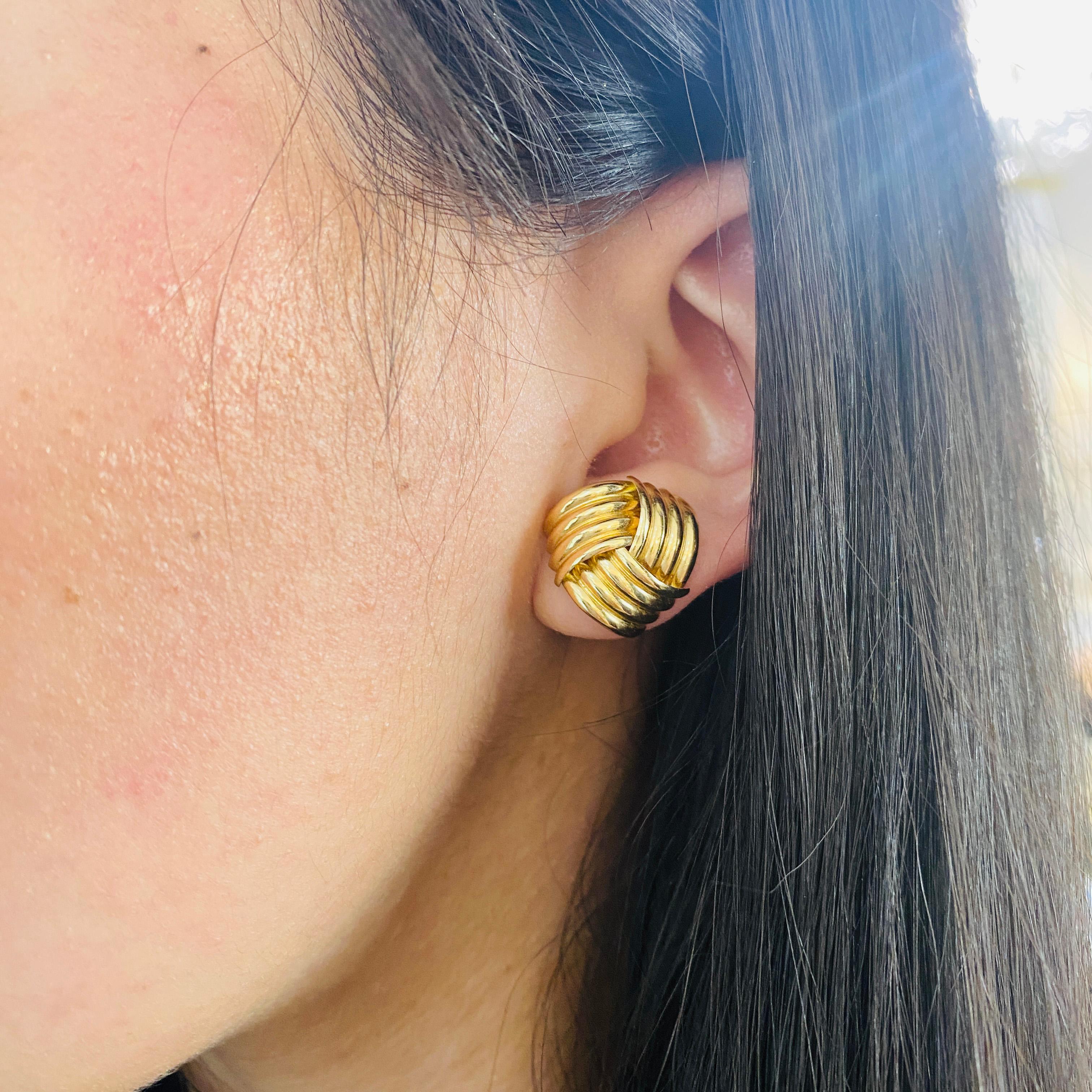 Boucles d'oreilles nœud en or jaune 14K de grande taille et de poids léger Pour femmes en vente