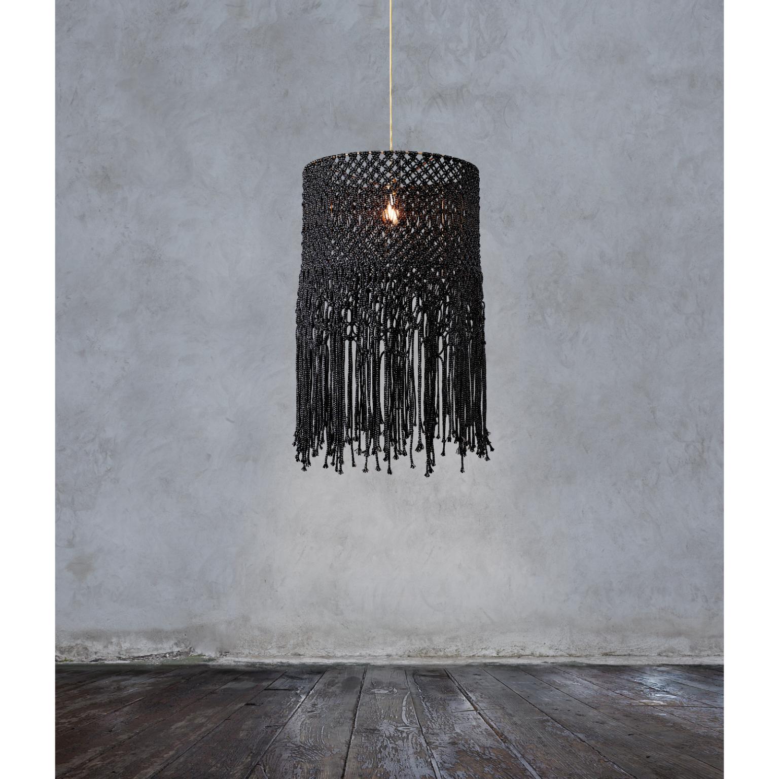 Lampada a sospensione K[not] Waste Black di SKRYTA
Dimensioni: Ø 60 x H 110 cm. 
Materiali: Filato.

Disponibile in due colori. Tutte le nostre lampade possono essere cablate a seconda del Paese. Se viene venduto negli Stati Uniti, sarà cablato per