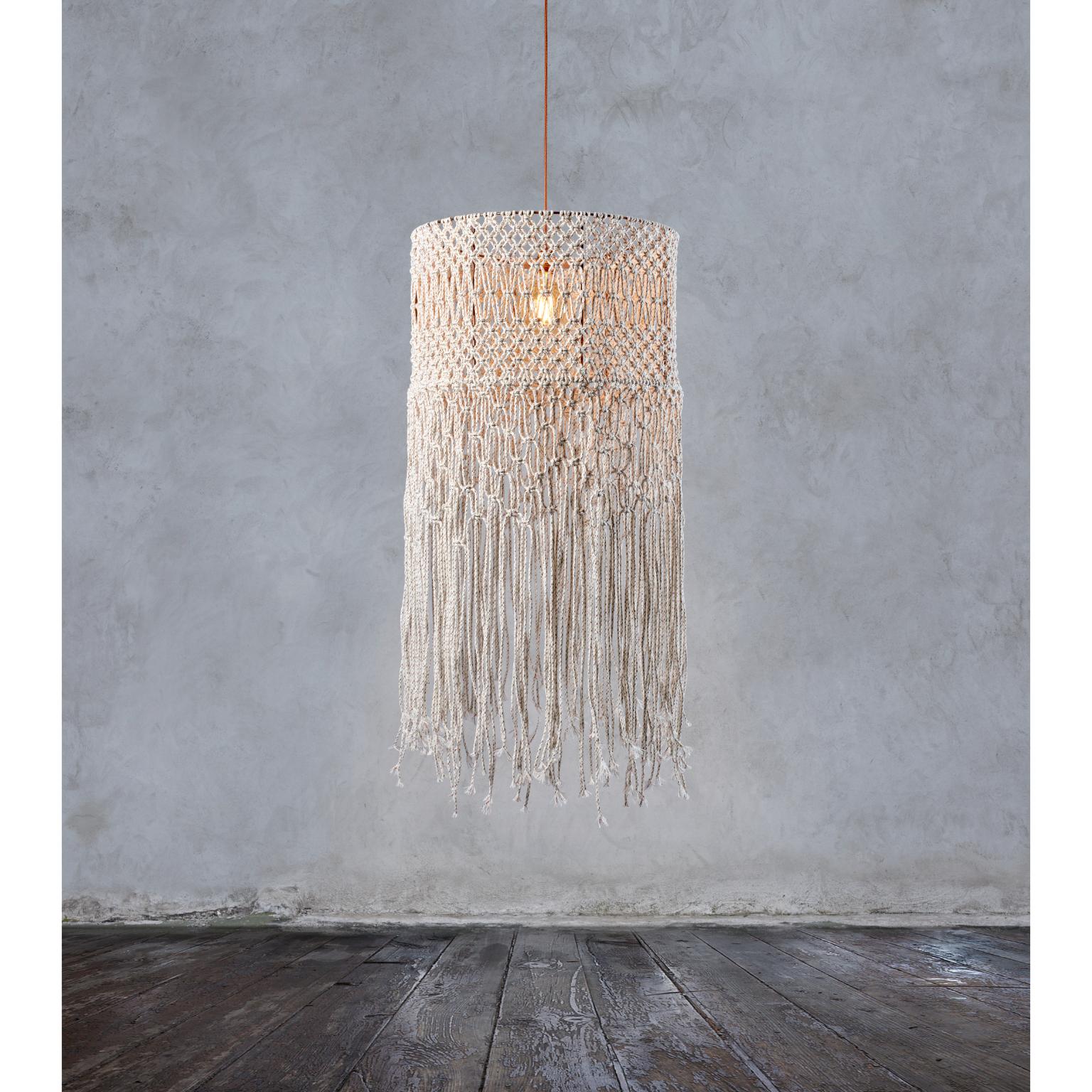 Lampada a sospensione K[not] Waste White di SKRYTA
Dimensioni: Ø 60 x H 110 cm. 
Materiali: Filato.

Disponibile in due colori. Tutte le nostre lampade possono essere cablate a seconda del Paese. Se viene venduto negli Stati Uniti, sarà cablato per