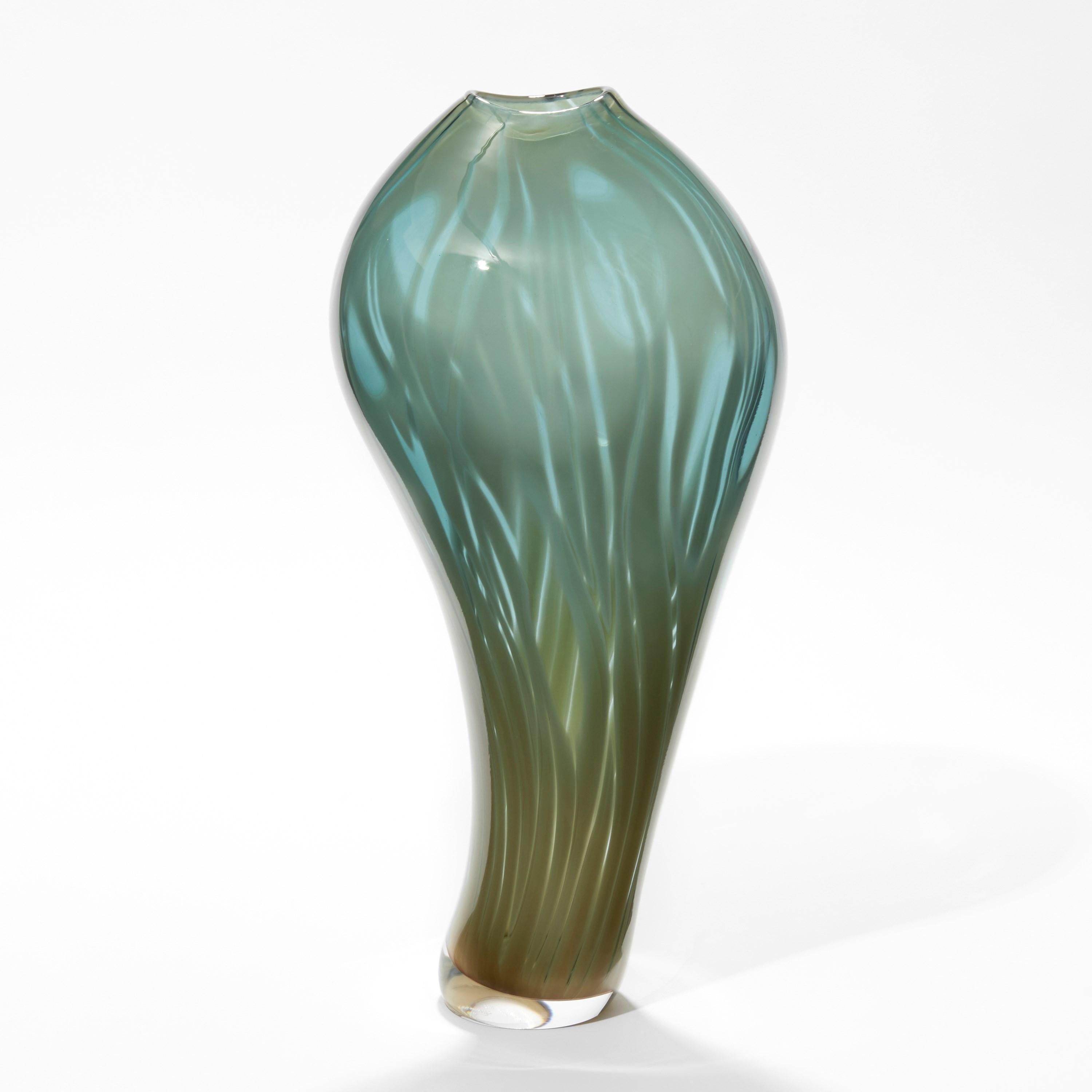 Organique Vase sculptural soufflé à la main Knot Wrack, turquoise et ocre par  Michèle Oberdieck en vente