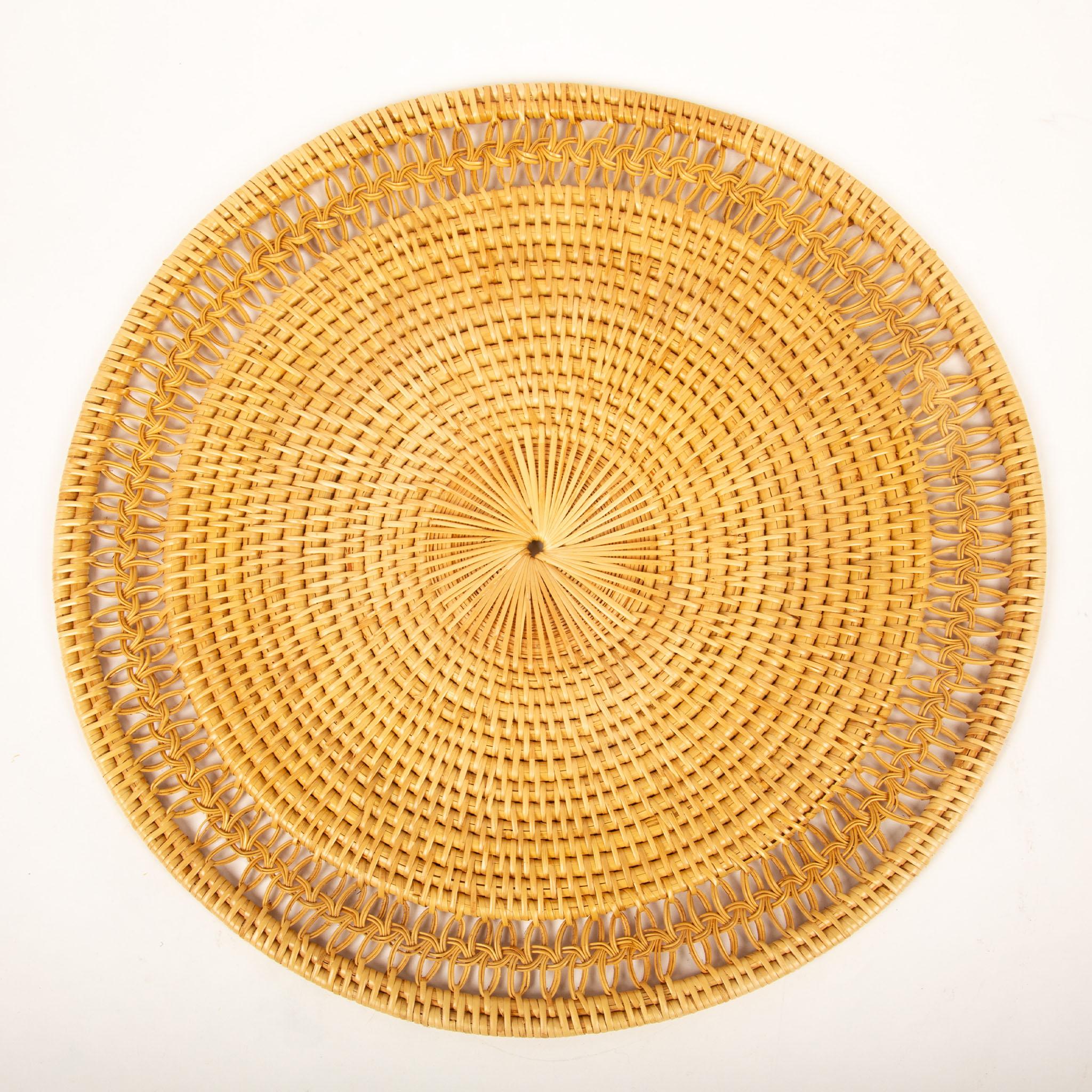 Ein Set aus sechs fachmännisch handgefertigten Rattan-Tischsets von Creel and Gow mit einem eleganten, geknüpften Design, das jedem gedeckten Tisch Struktur und Charme verleiht. Diese in Kambodscha hergestellten Tischsets mit einem Durchmesser von