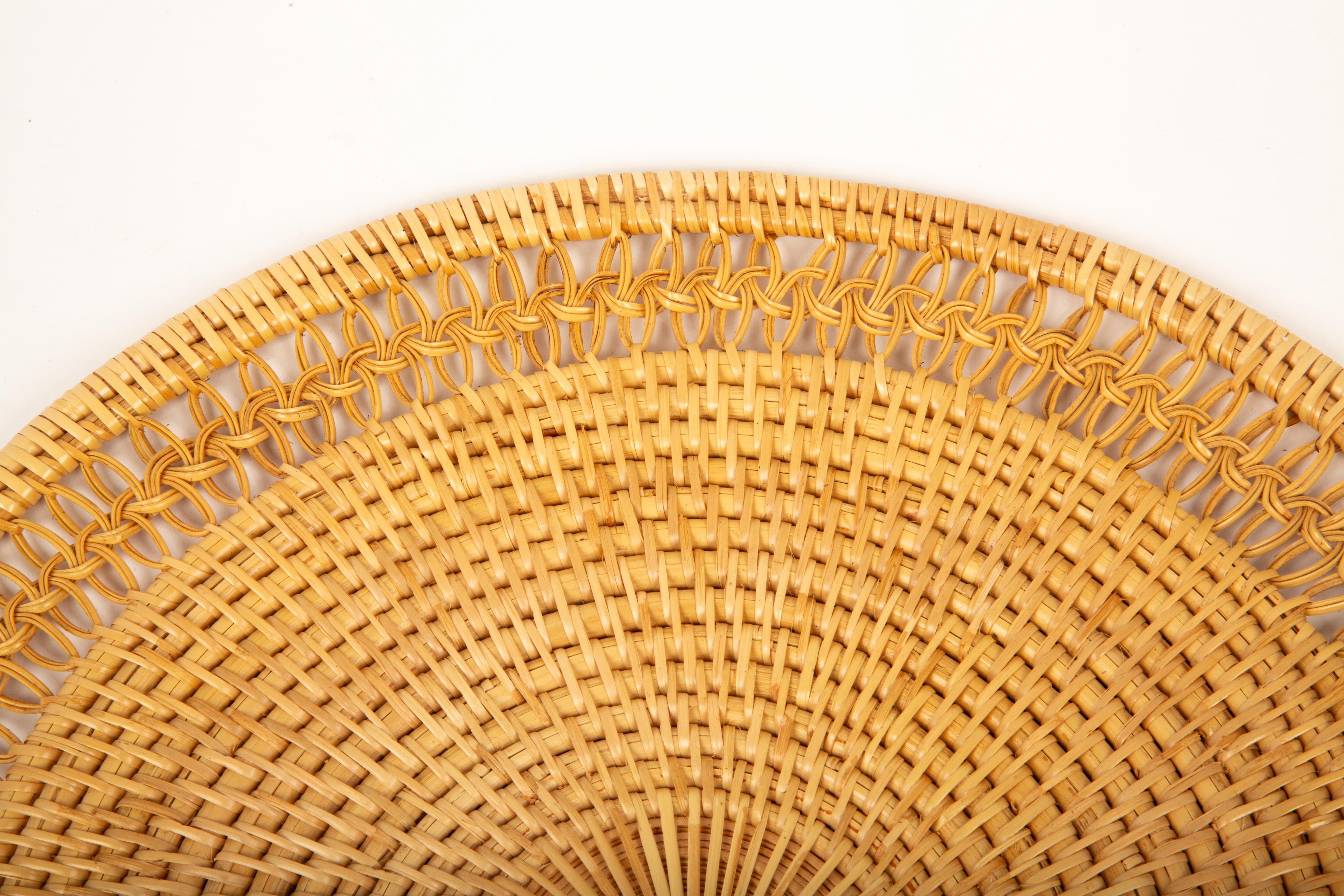 Eleganz Knots of Elegance: 6er-Set handgewebter Rattan-Plattentische (Kambodschanisch) im Angebot