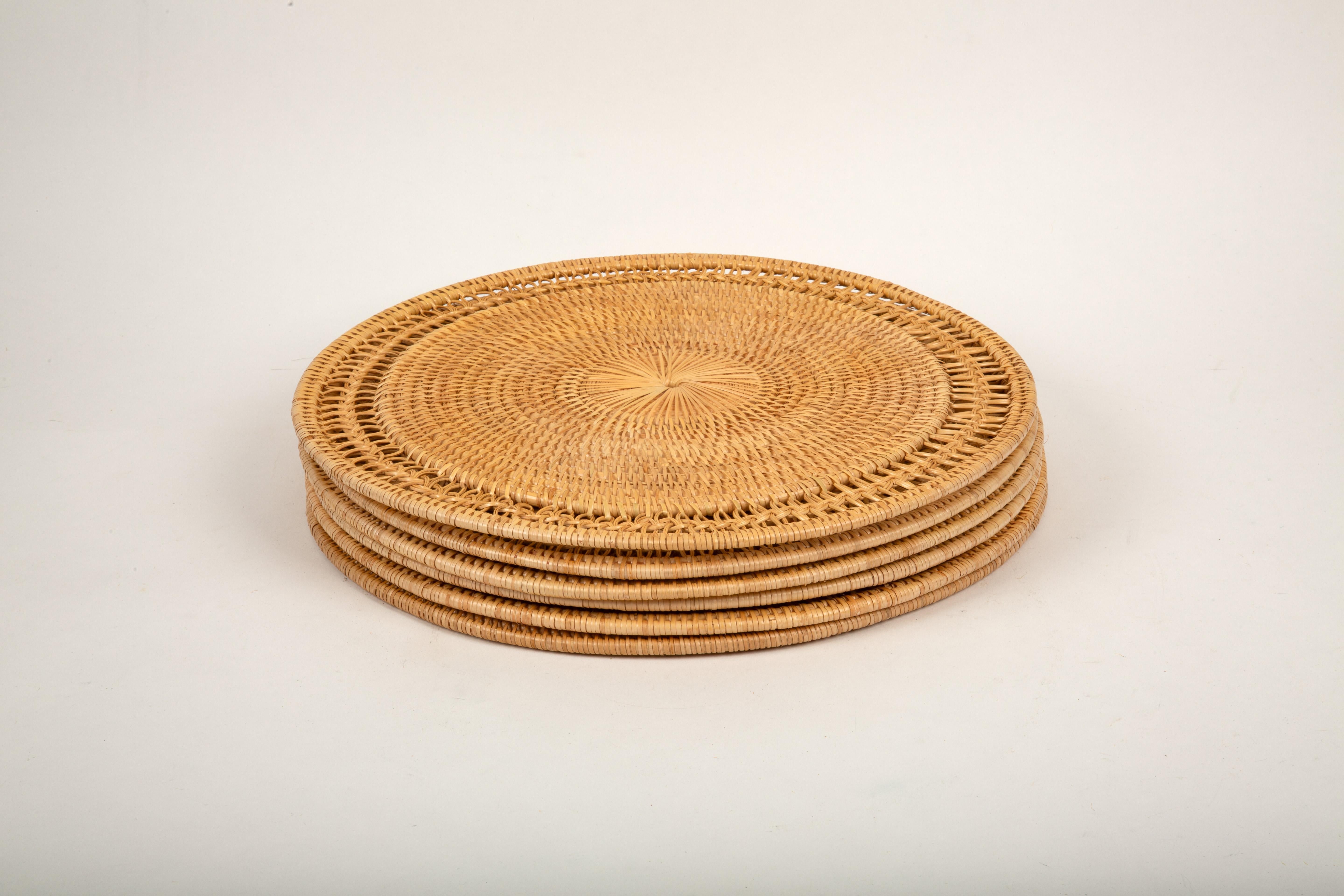 Eleganz Knots of Elegance: 6er-Set handgewebter Rattan-Plattentische im Zustand „Neu“ im Angebot in New York, NY