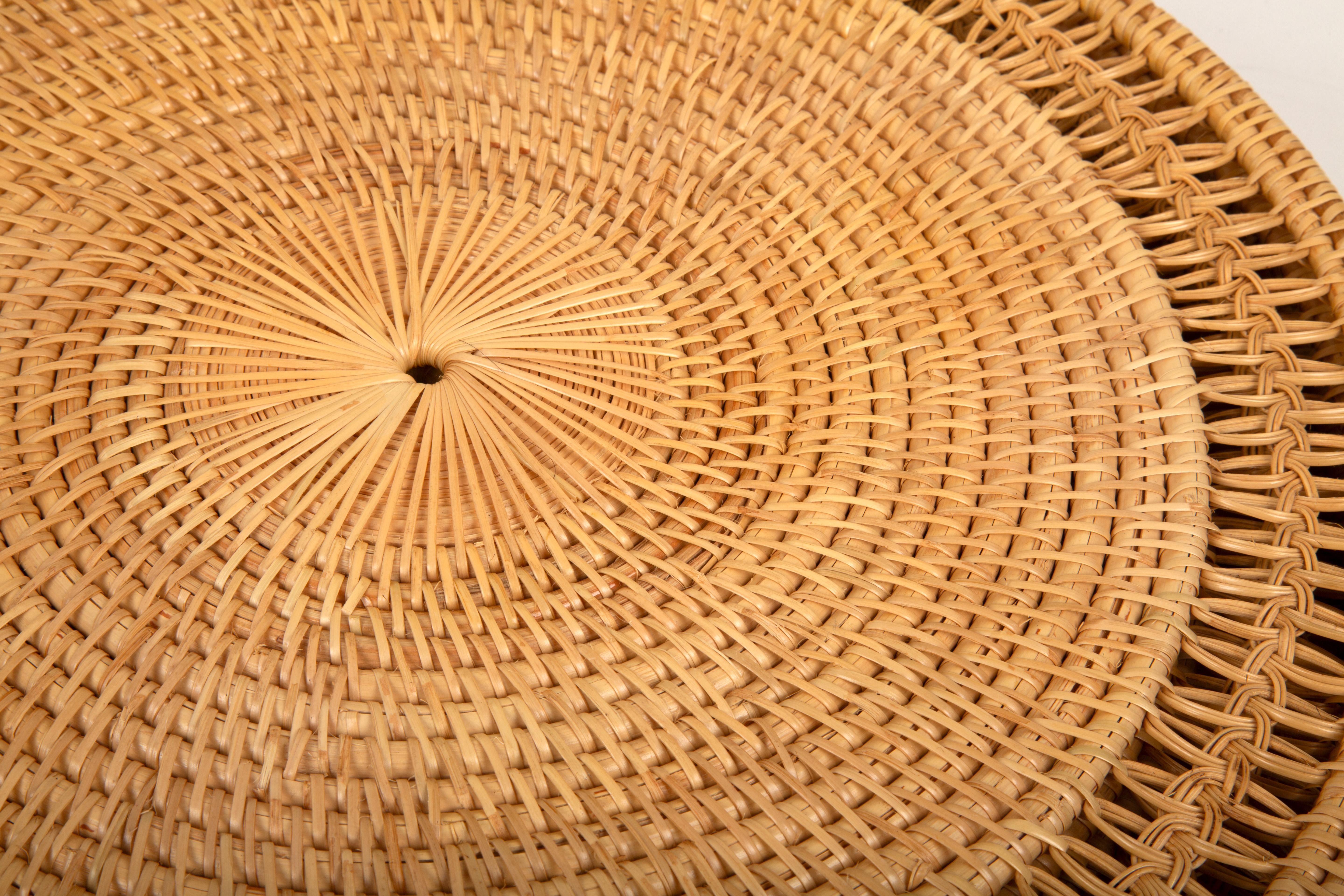 Eleganz Knots of Elegance: 6er-Set handgewebter Rattan-Plattentische (21. Jahrhundert und zeitgenössisch) im Angebot