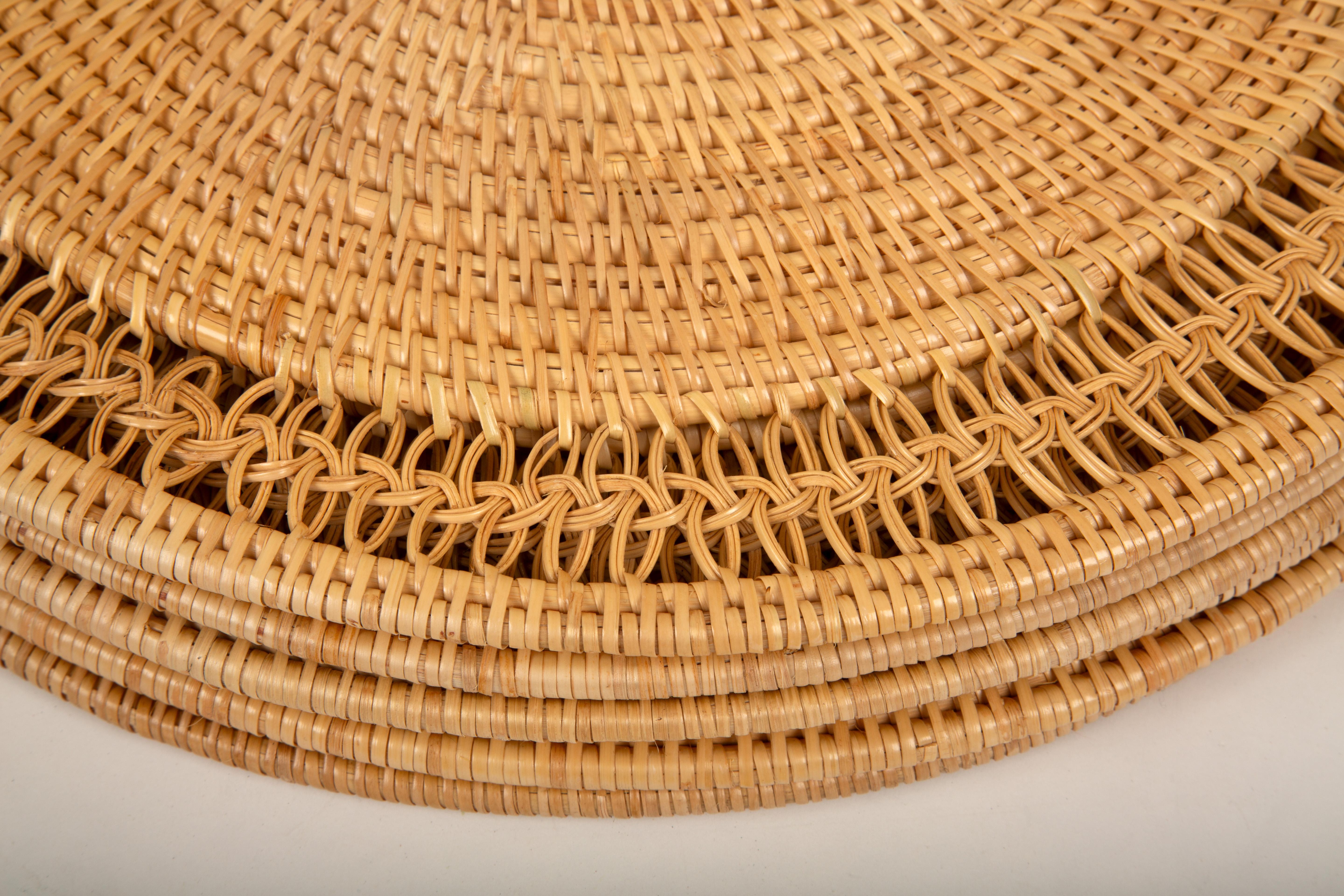 Eleganz Knots of Elegance: 6er-Set handgewebter Rattan-Plattentische im Angebot 1