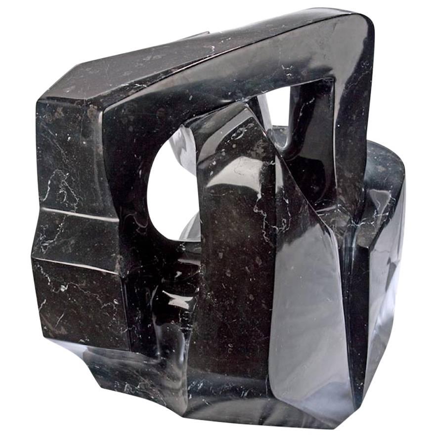 Knott, fantástica escultura de mármol negro de Eugenia Belden