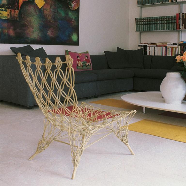 L'iconique chaise à nœuds est une brillante interprétation pour adultes des minuscules chaises utilisées pour décorer une maison de poupée, une création visionnaire du designer Marcel Wanders. Ce projet a été officiellement consacré en gagnant une