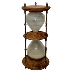 Mesa auxiliar de madera anudada con forma de reloj de arena