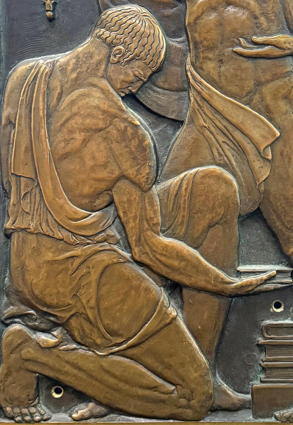 Un ottimo esempio di scultura allegorica realizzata per la hall di un ufficio negli anni '20, questo bronzo raffigura due figure:  un uomo barbuto che tiene in alto una torcia, che rappresenta la 